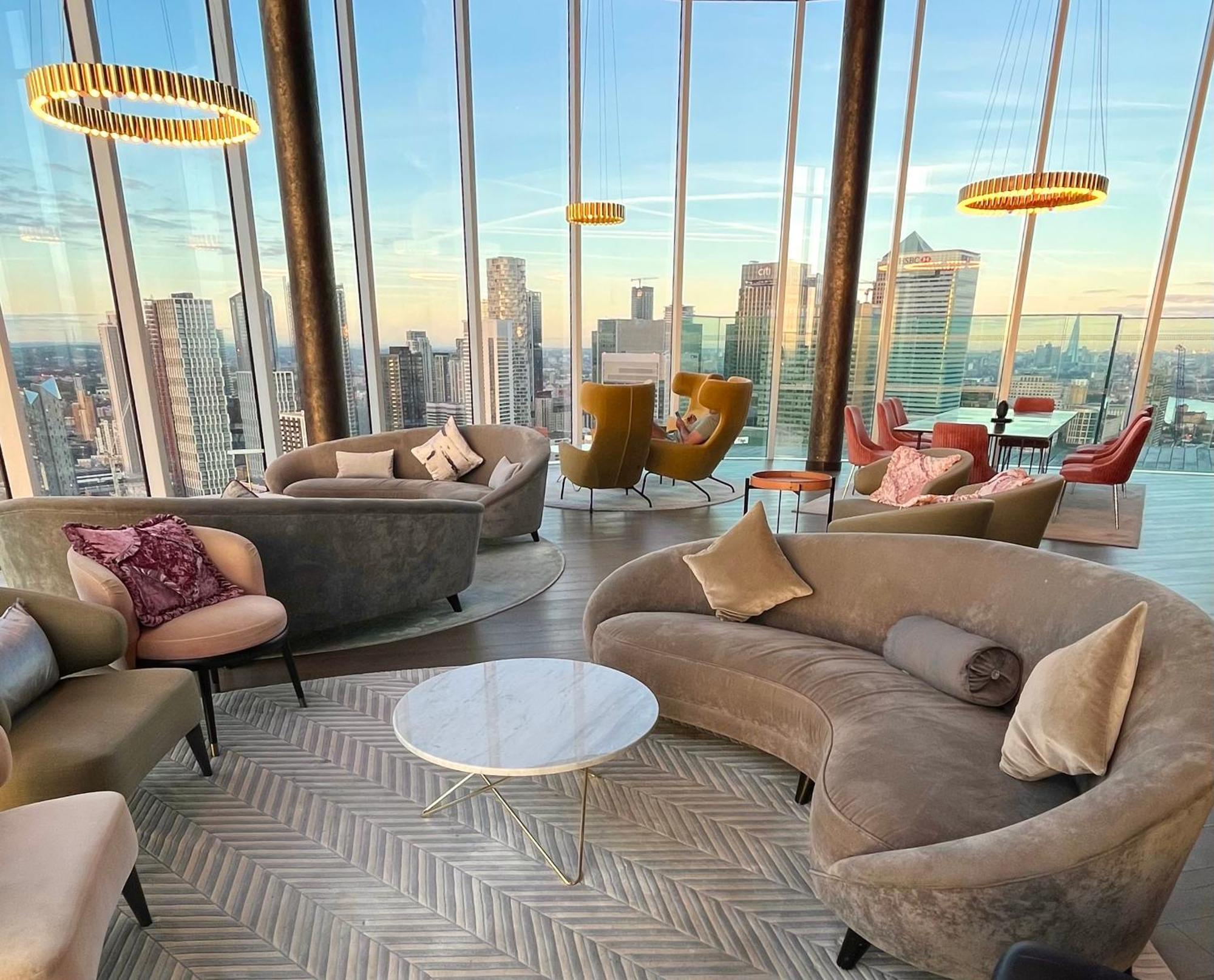 Luxury In Canary Wharf Centre With Private Balcony, And 360 Skyline View Appartement Londen