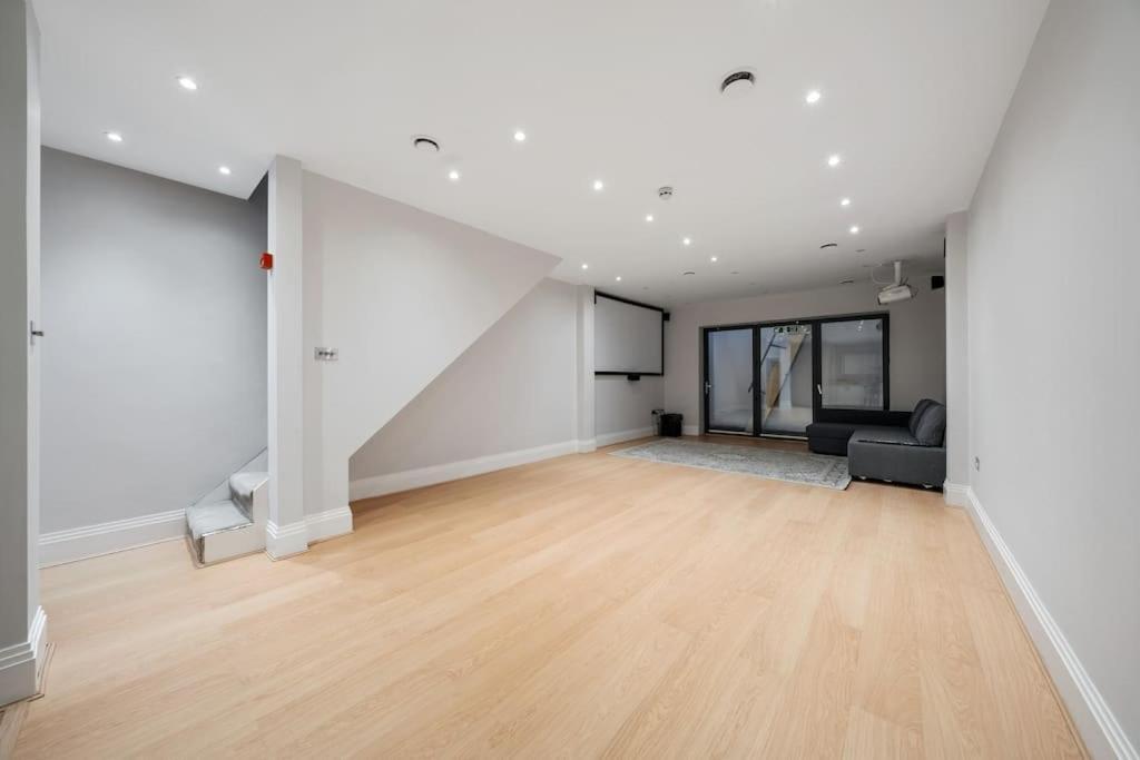 Modern 4 Bedroom Townhouse In London