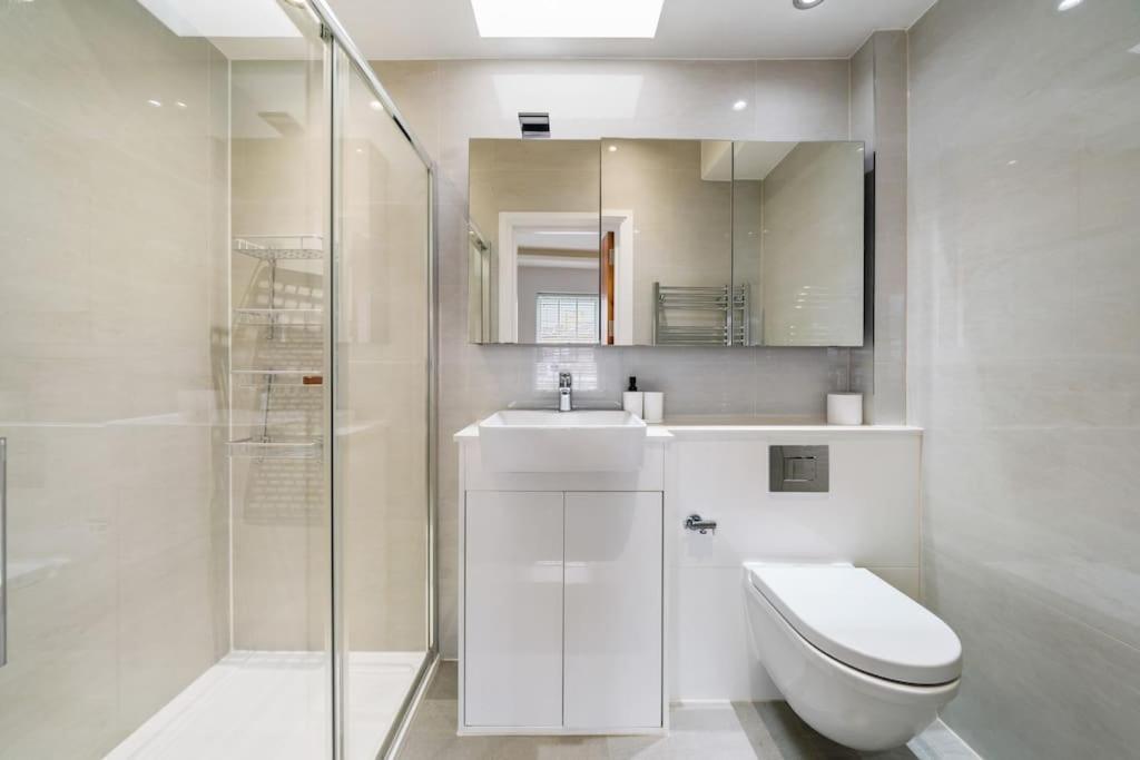 Modern 4 Bedroom Townhouse In Apartment London