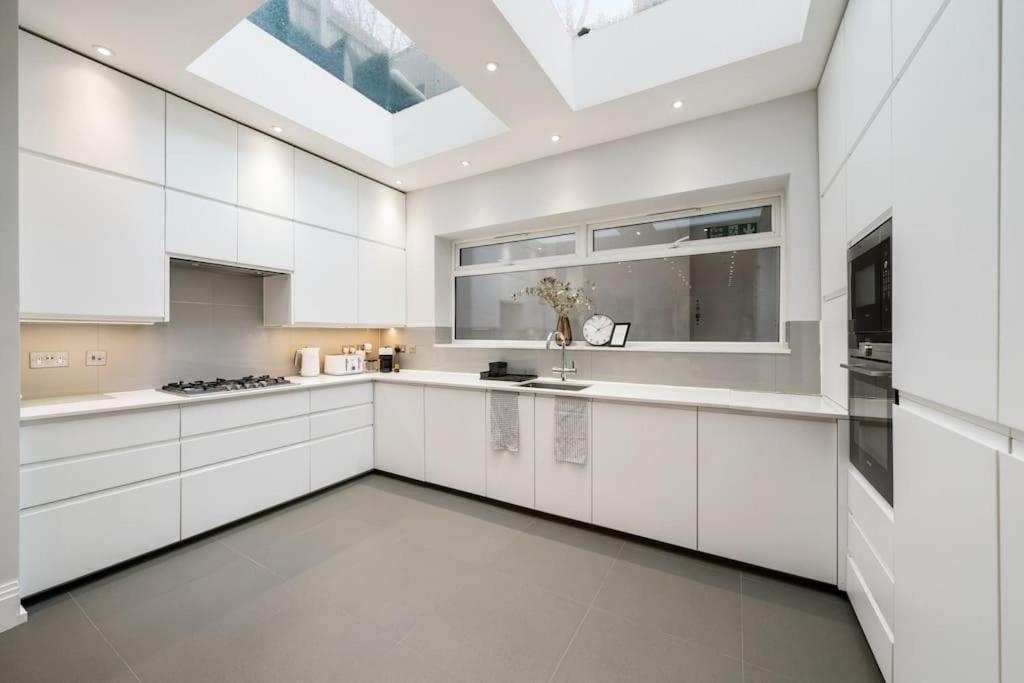 Apartment Modern 4 Bedroom Townhouse In London