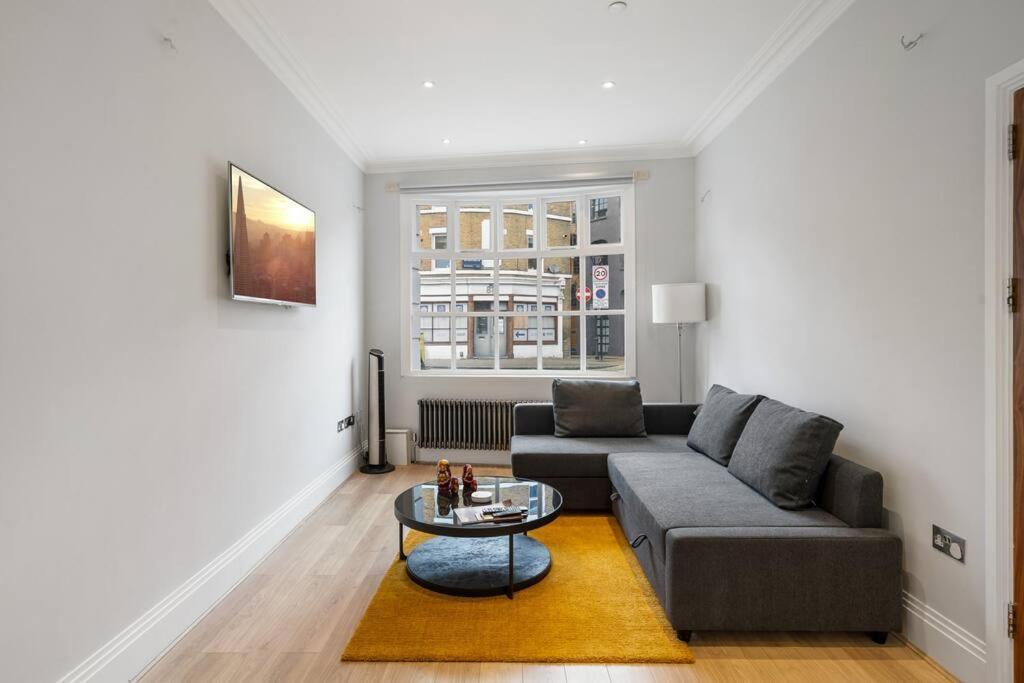 Modern 4 Bedroom Townhouse In * London