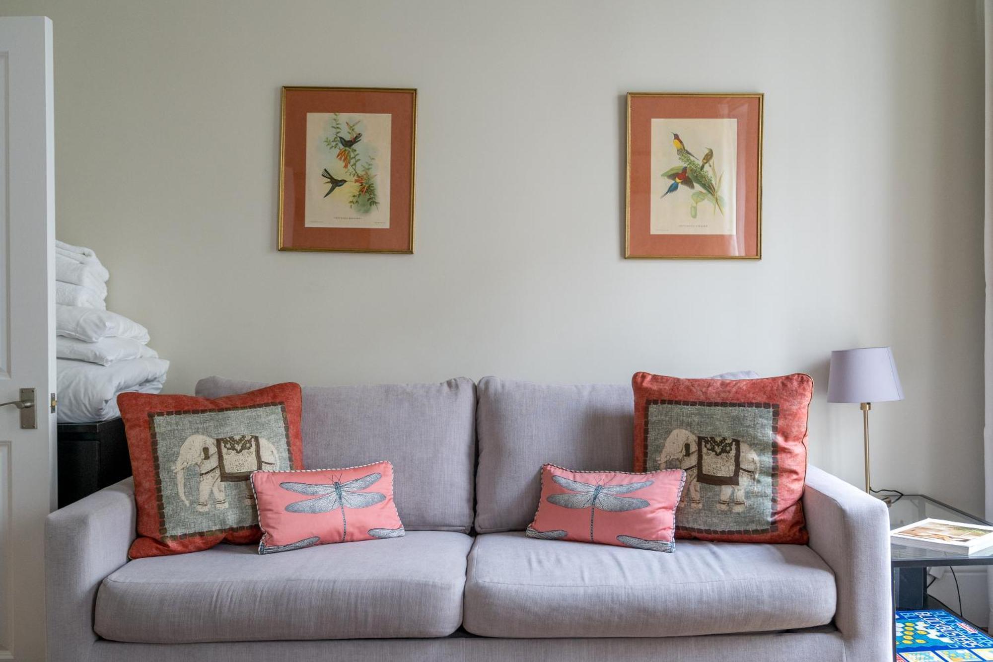 Appartement Spacious Flat Near Victoria And Warwick Square Londen