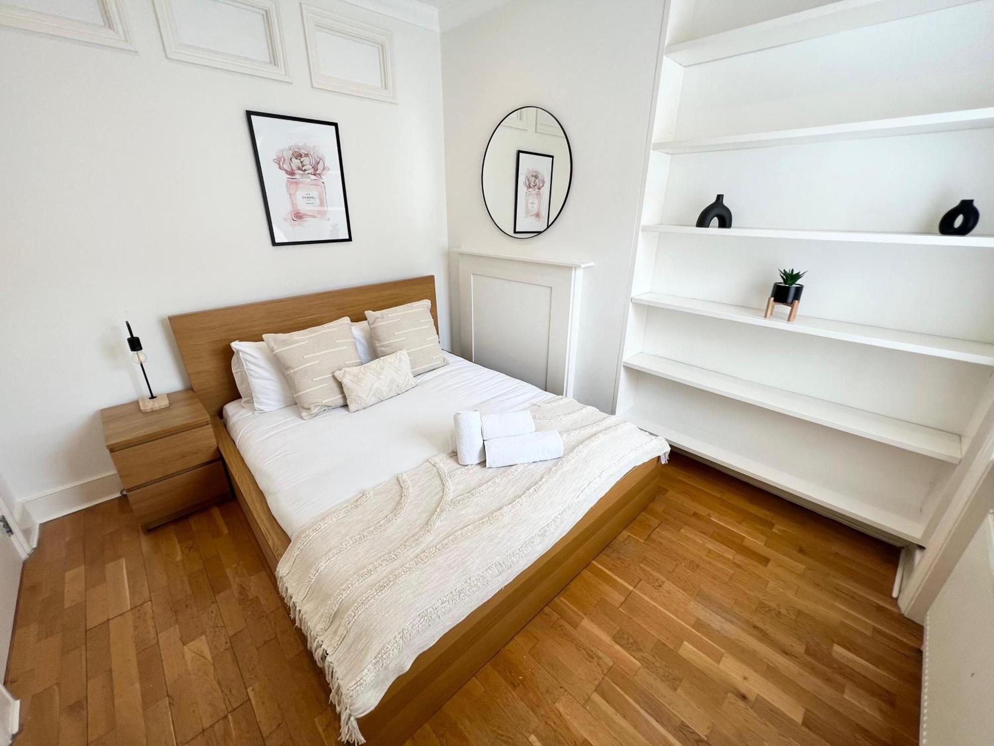 Large 3 Bed 3 Bath Apartment- *