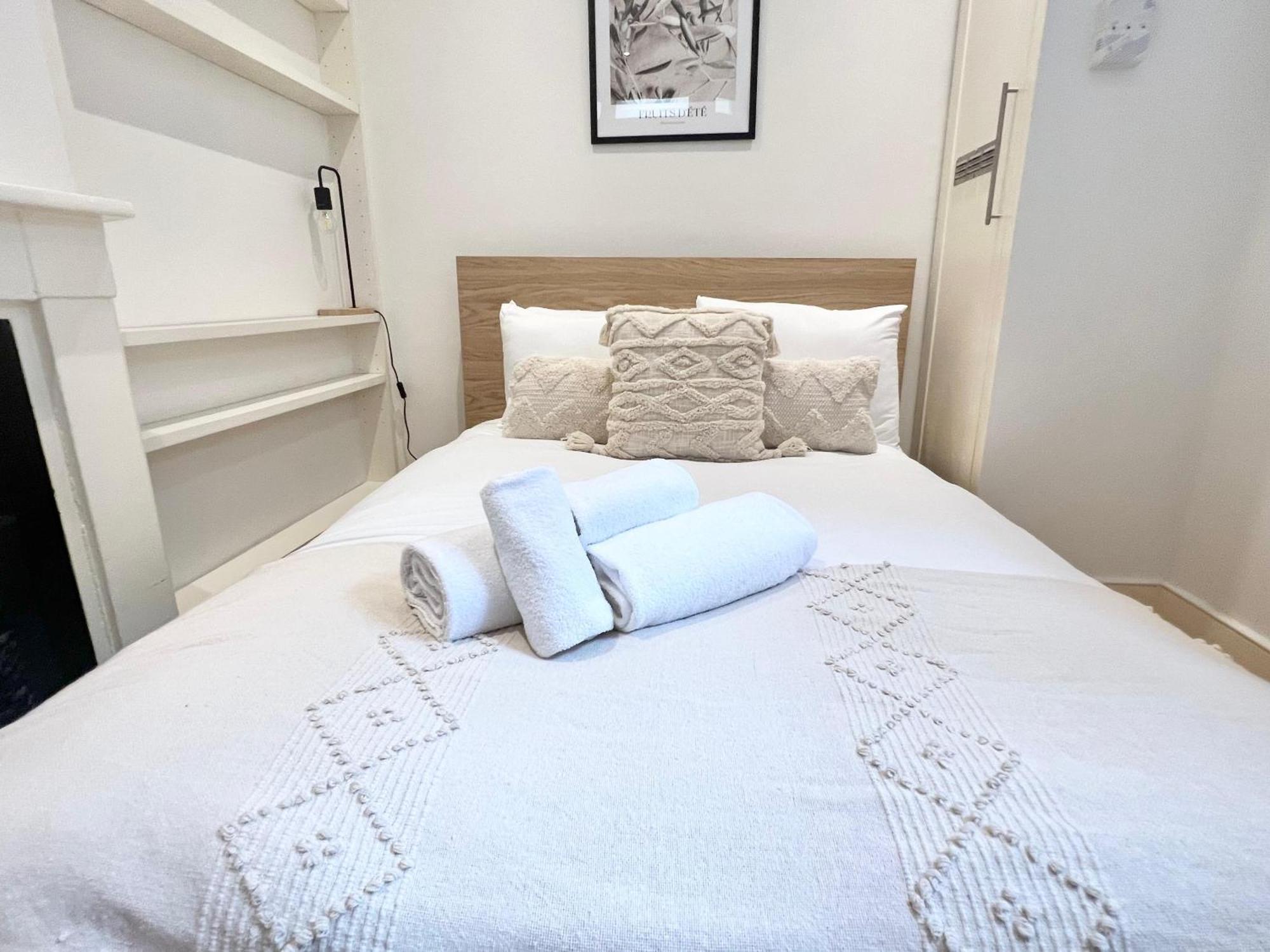 Large 3 Bed 3 Bath Apartment- Apartment *