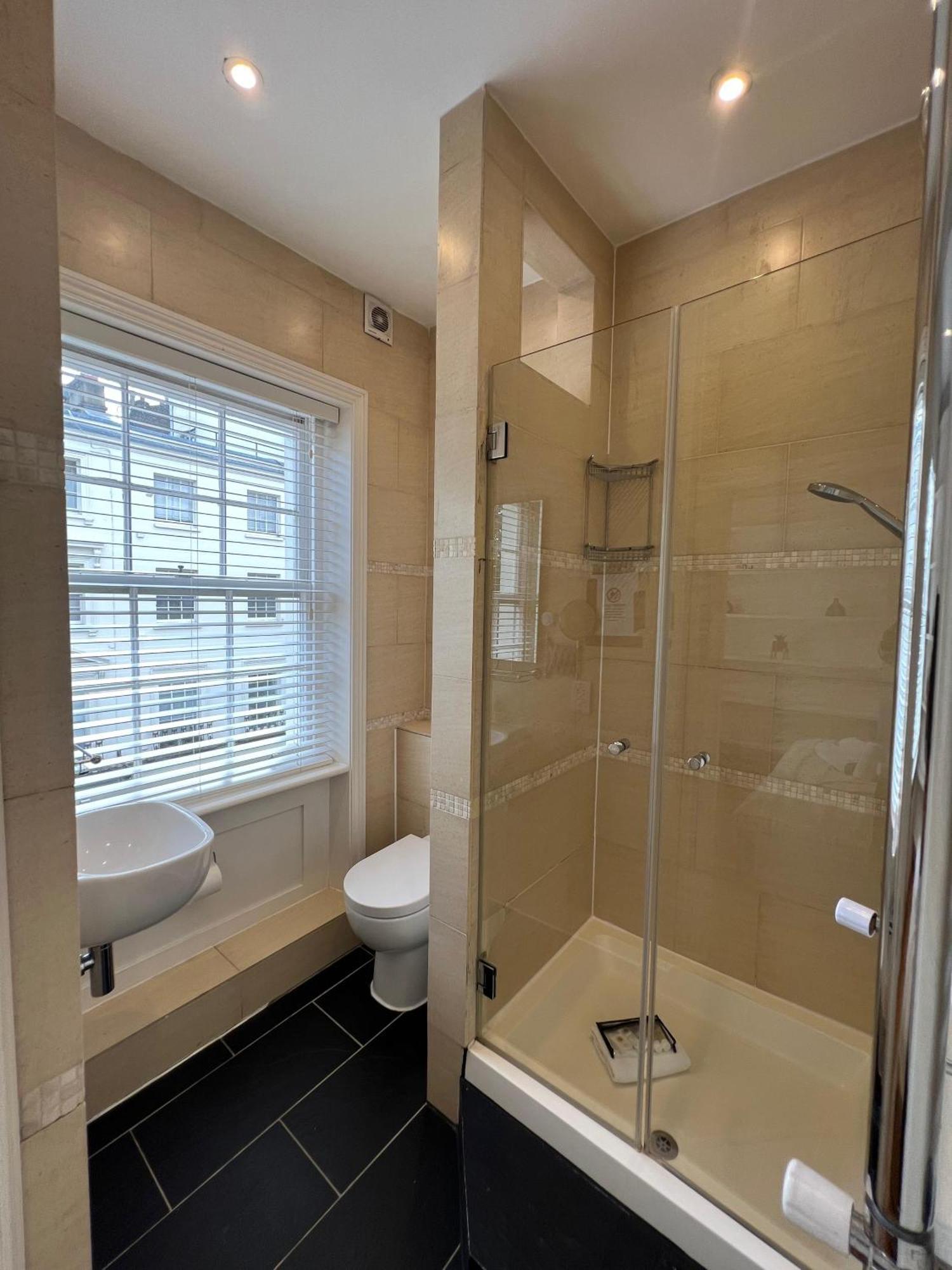 Large 3 Bed 3 Bath Apartment-