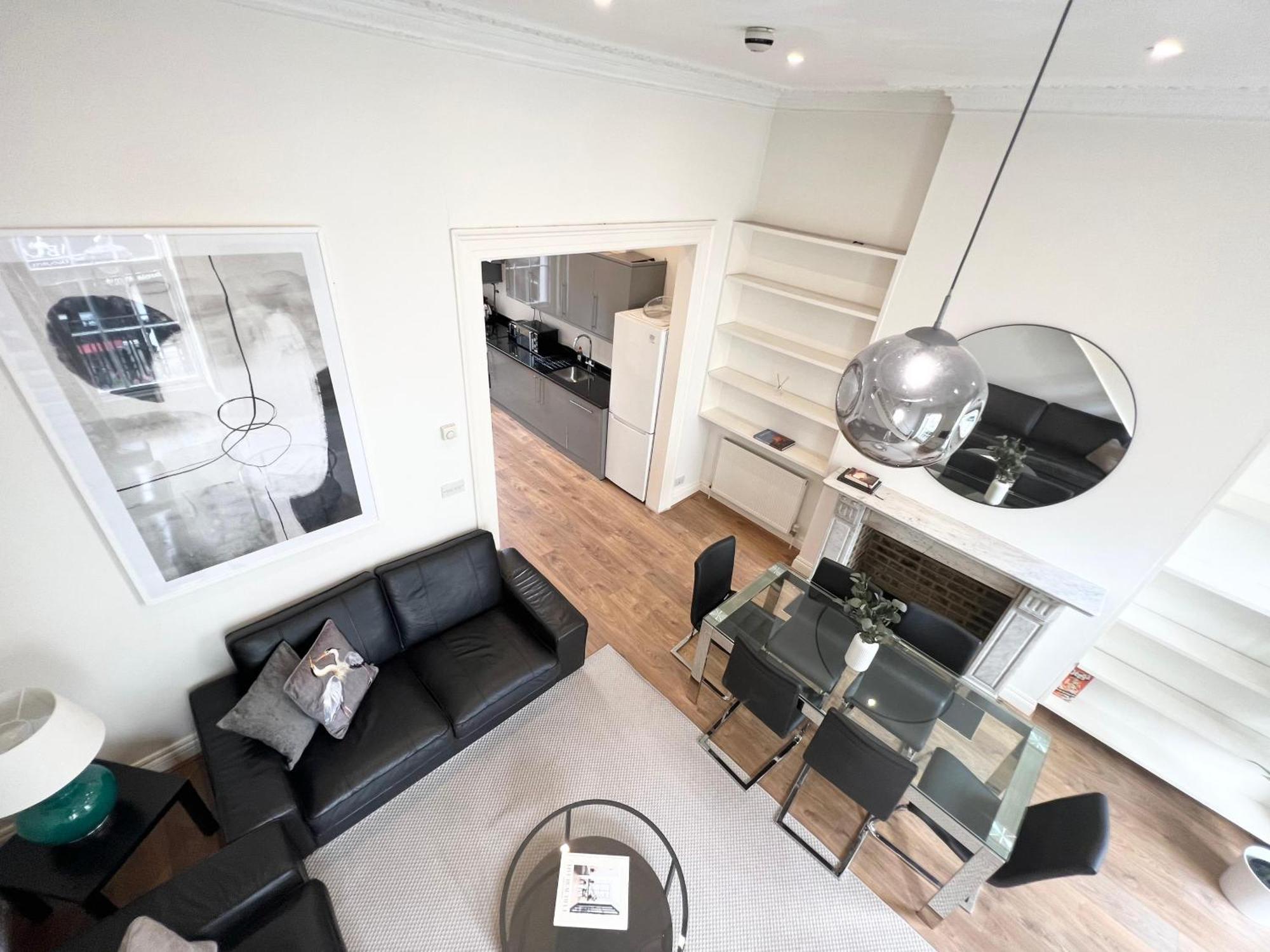 Large 3 Bed 3 Bath Apartment- Apartment