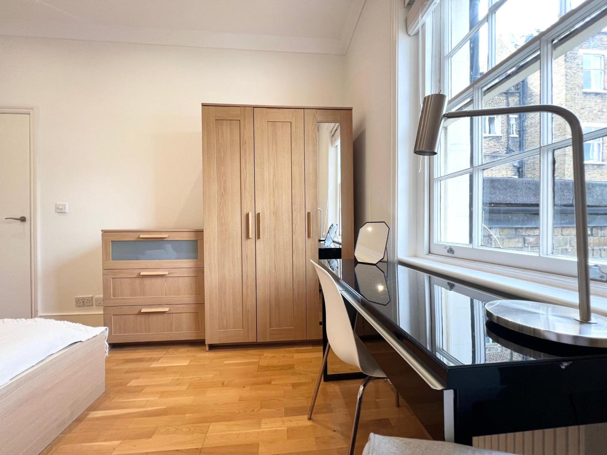 Apartment Large 3 Bed 3 Bath Apartment- London
