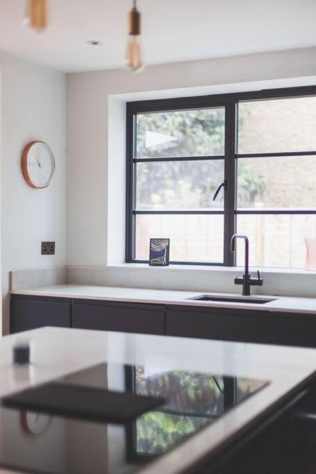 Bright & Airy Lux 3bed In Fulham With Patio * London