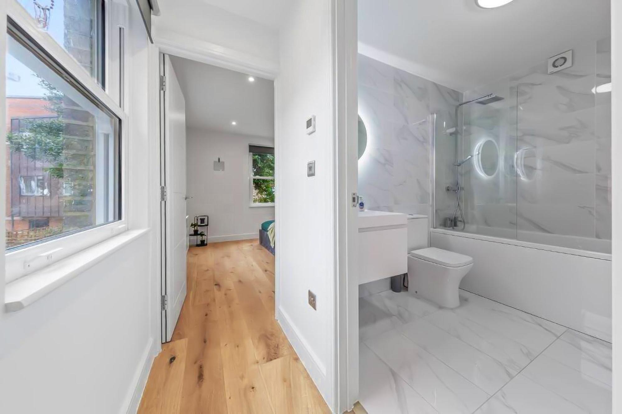 Brand New Near Bridge Lr1 * Londen