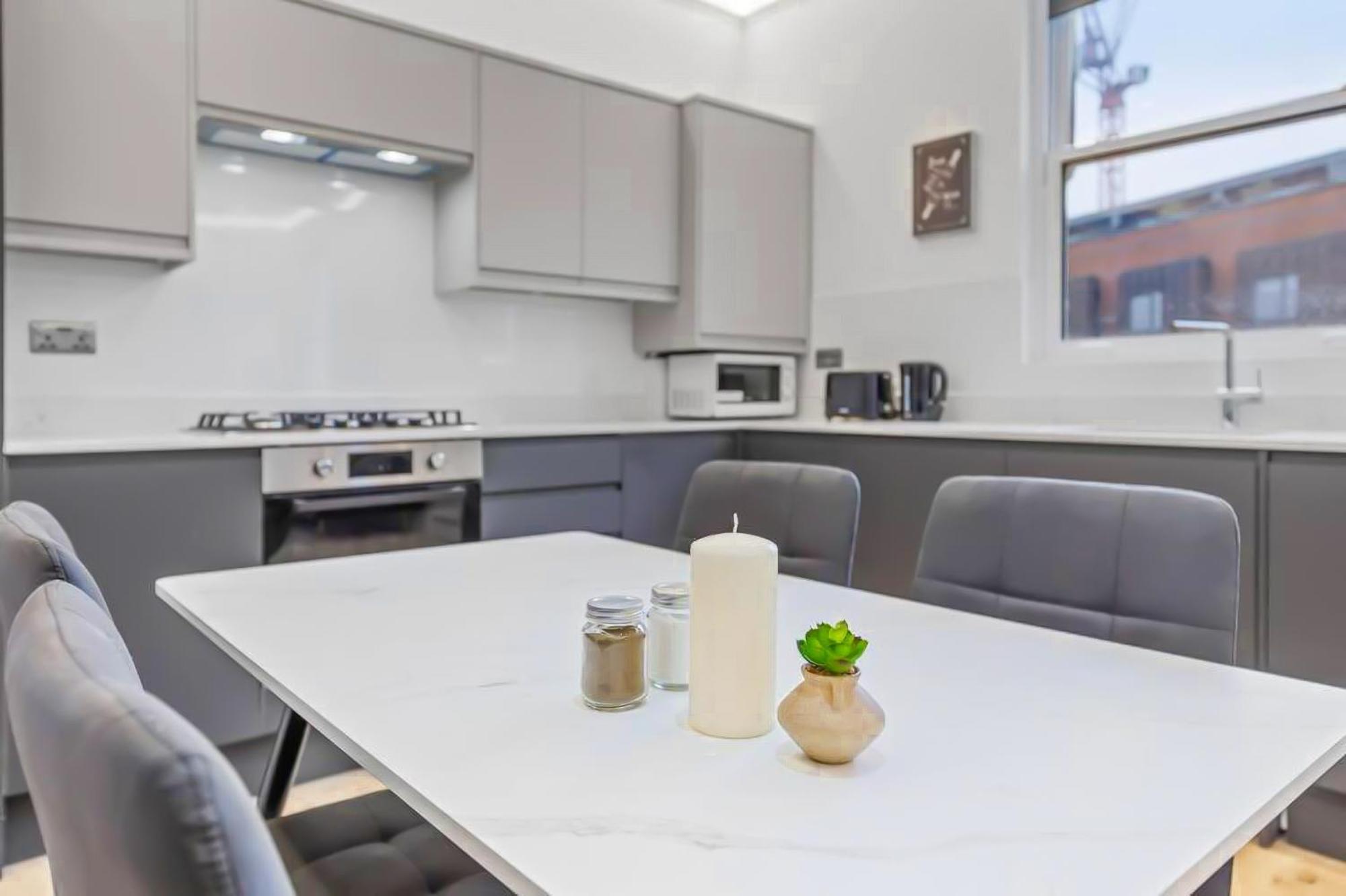 Brand New Near Bridge Lr1 * Londen