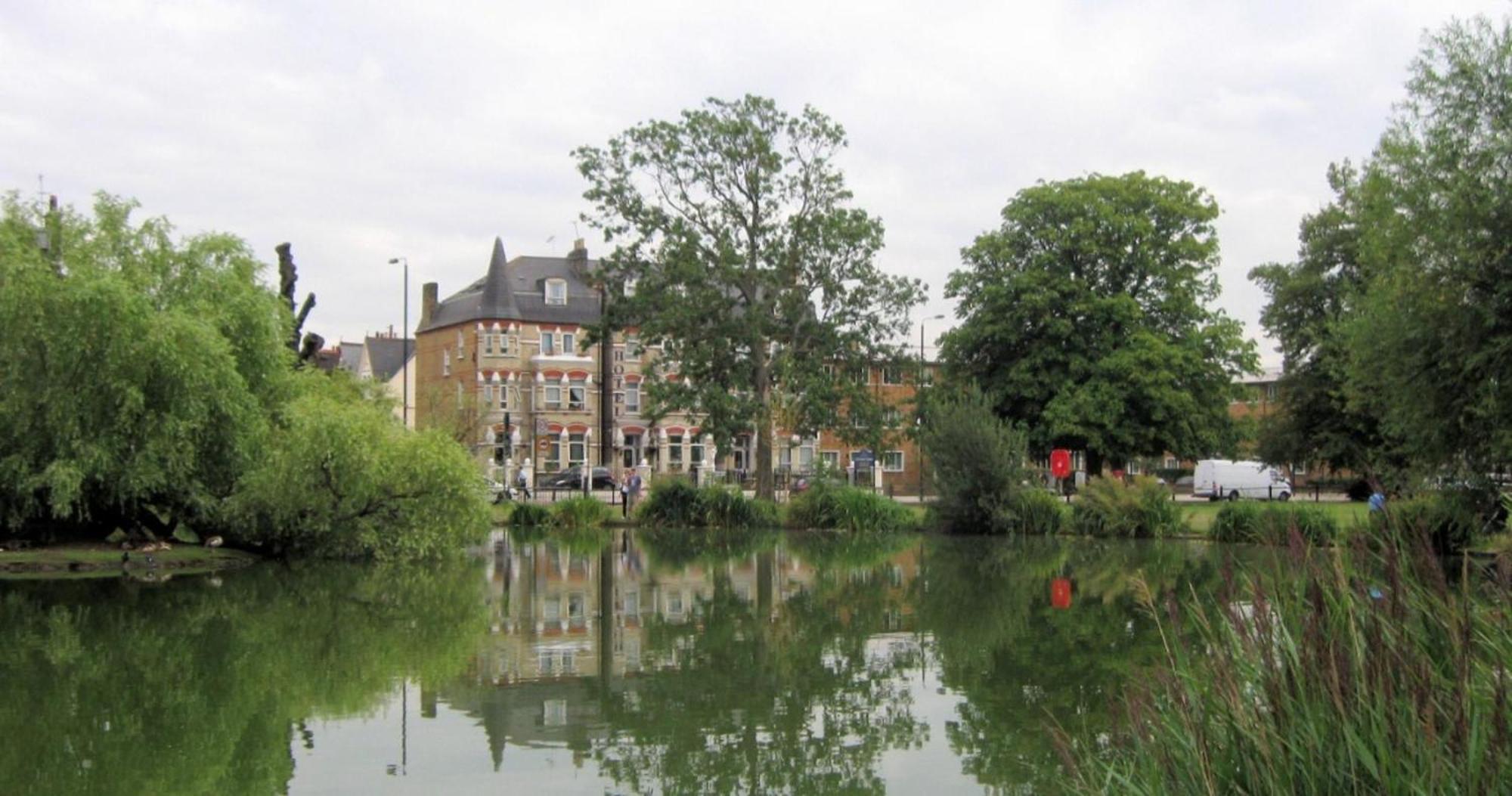 Newly Refurbished 3 Bed Flat Free Parking Apartment