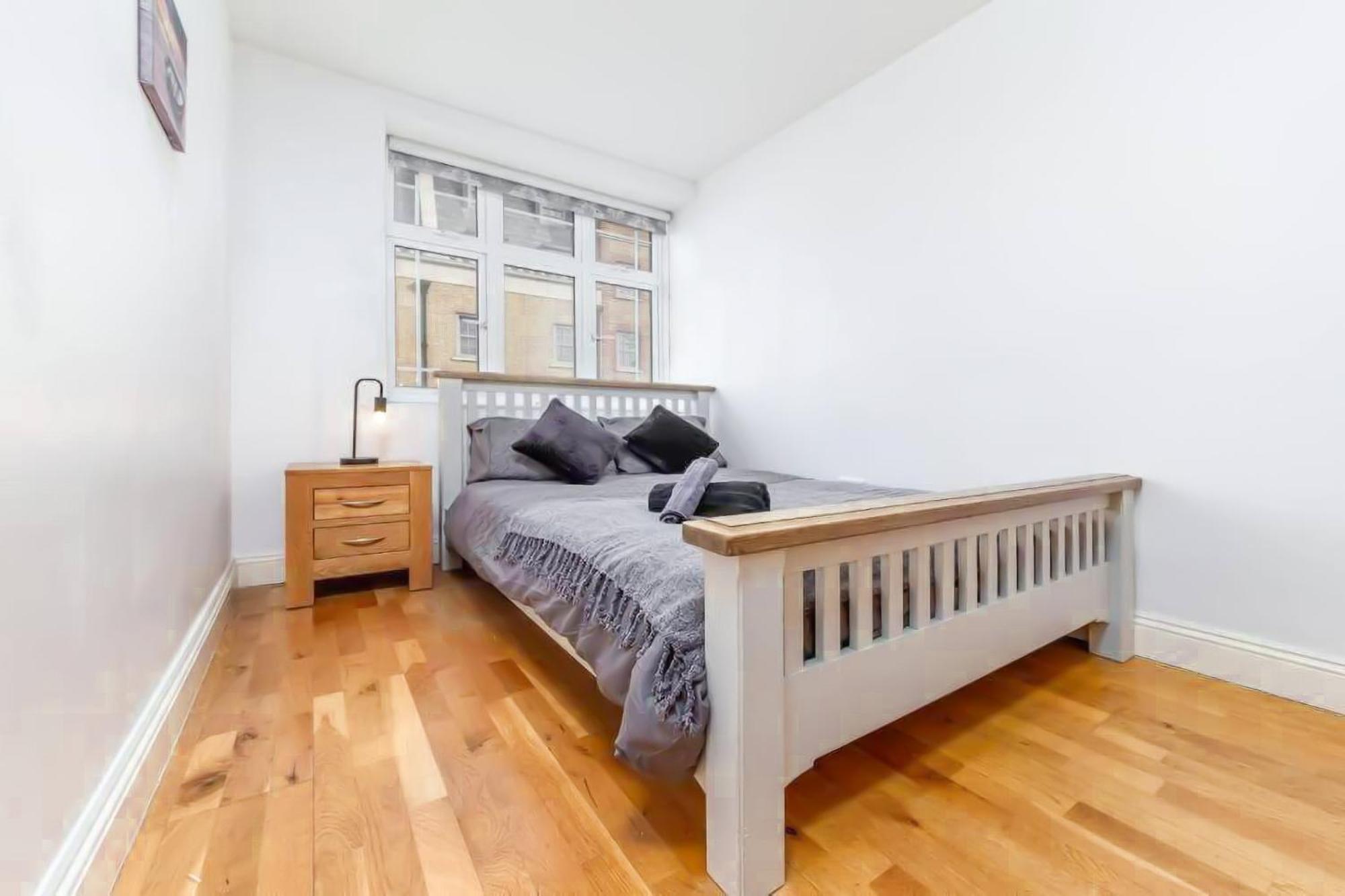 Lovely 2 Bedroom With Patio Waterloo Lm1 * London