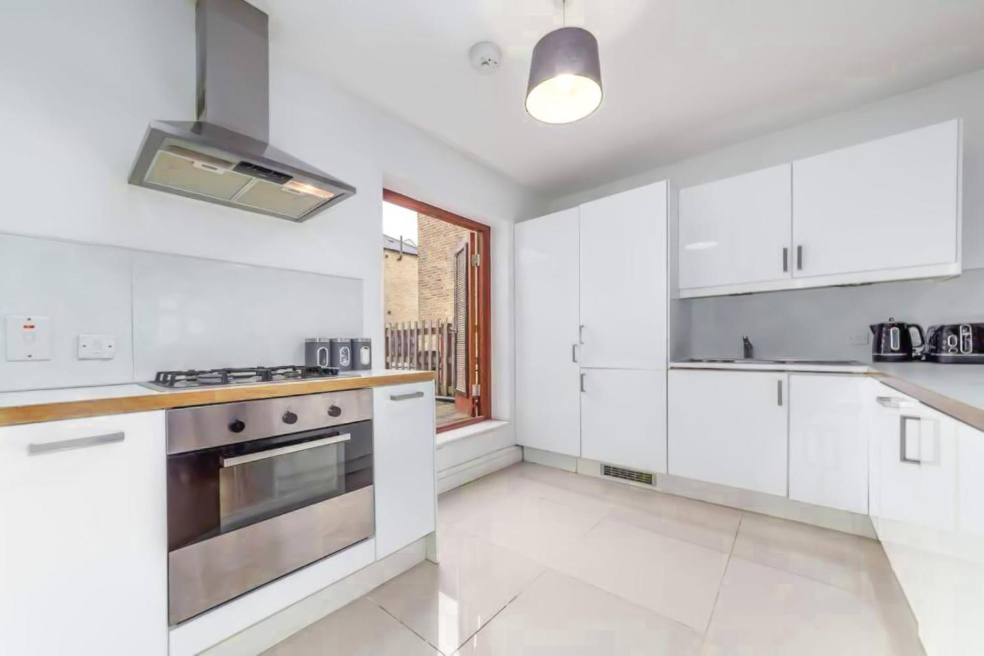 Lovely 2 Bedroom With Patio Waterloo Lm1 * London