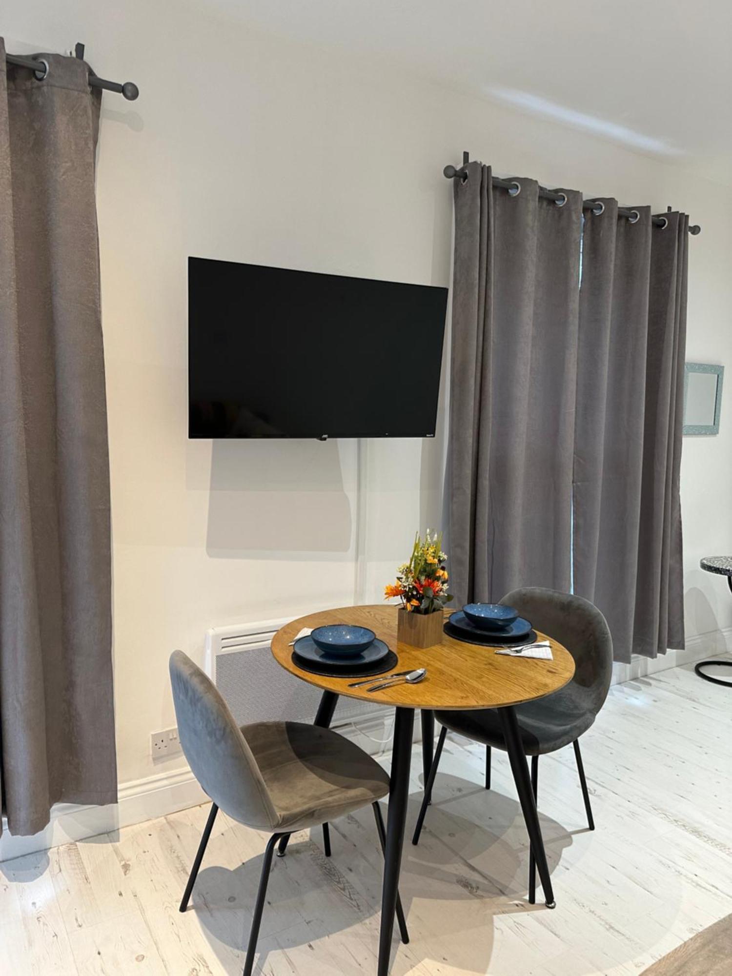 Stylish Escape In West Apartment *