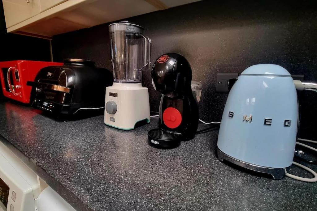3 Bed With Cinema, F1 Racing Sim, 1 Gb Internet, Bbq, Garden, 20 Mins London, Parking, Ev Port, Metro 5 Mins Walk * London