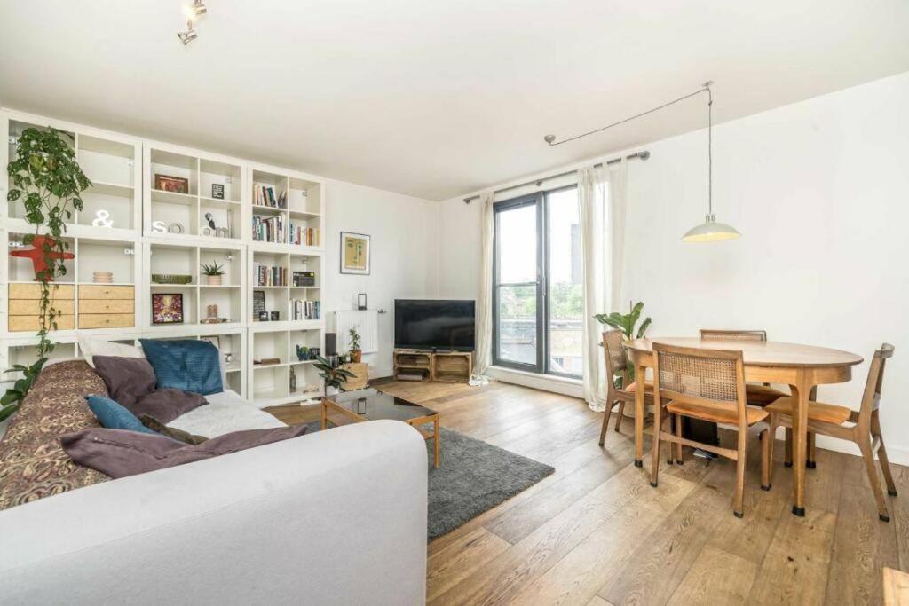 Spacious Three Bedroom * London