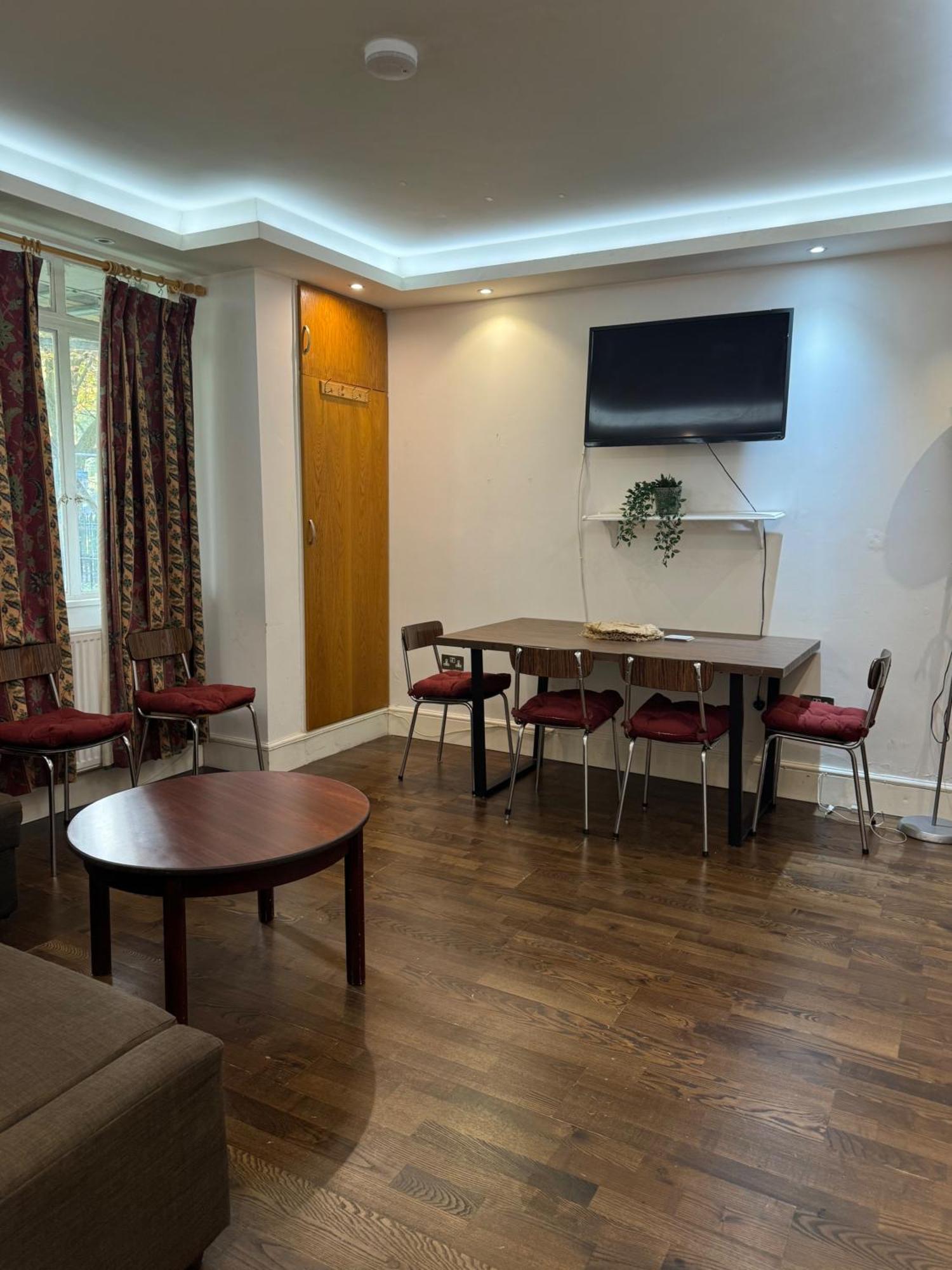 Excellent - 3 Bedrooms Apartment *