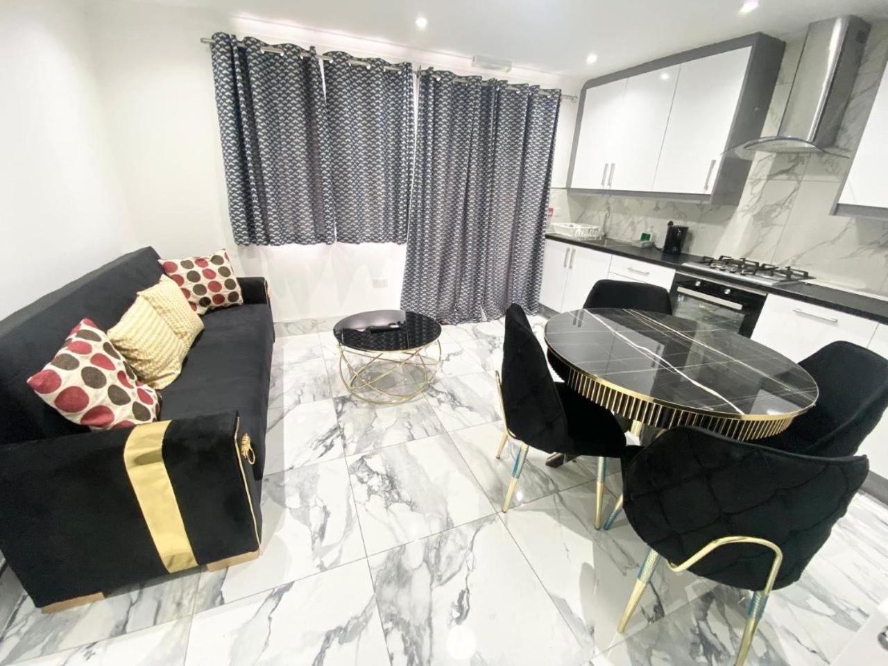 The Royal Boutique Kensington By , Sleep 11 Holiday home