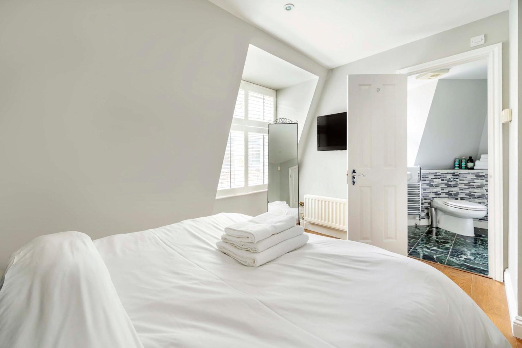 The Mayfair Marvel- By Out Of Office Lifestyle Apartment London