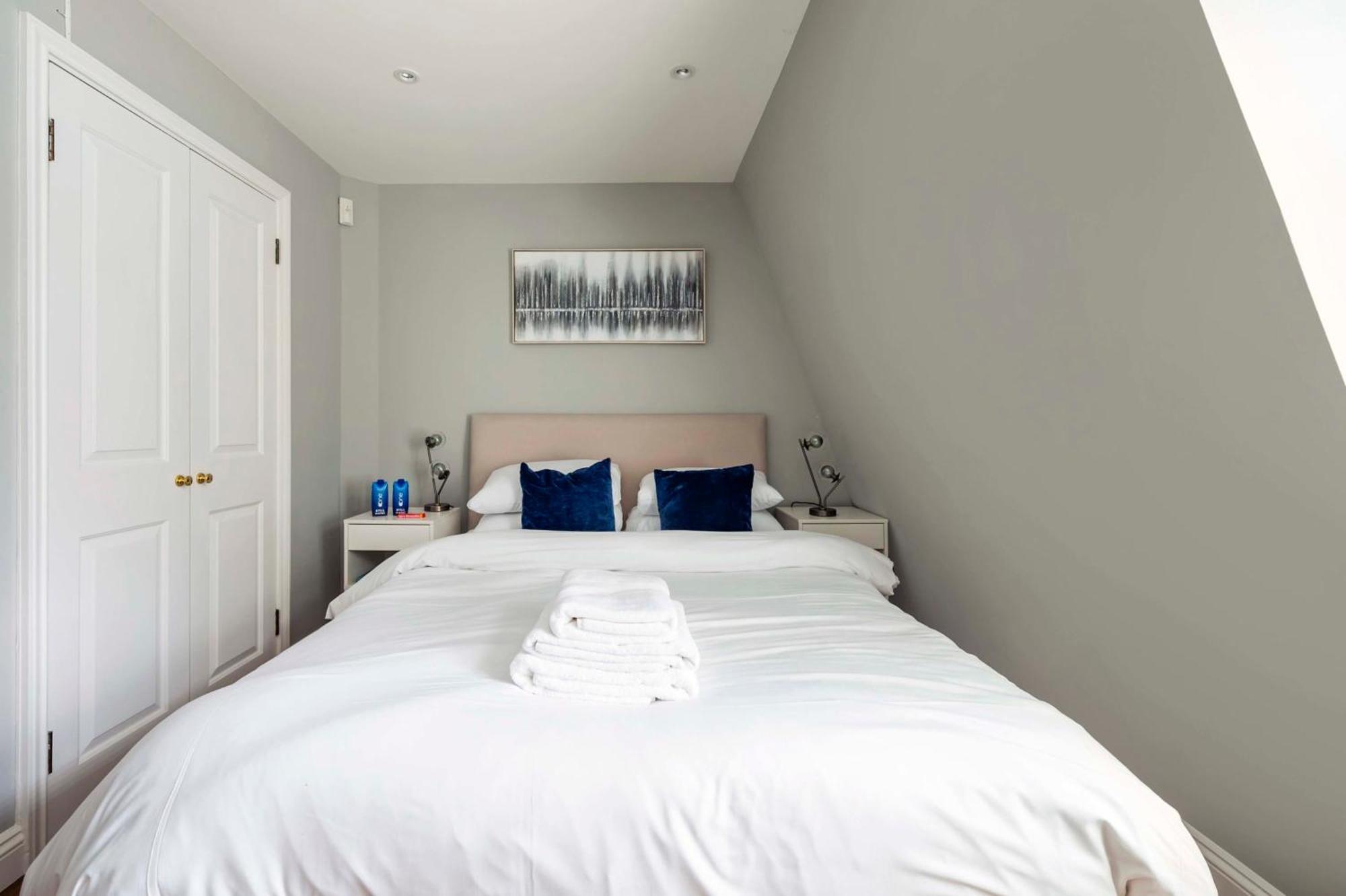 The Mayfair Marvel- By Out Of Office Lifestyle Apartment London