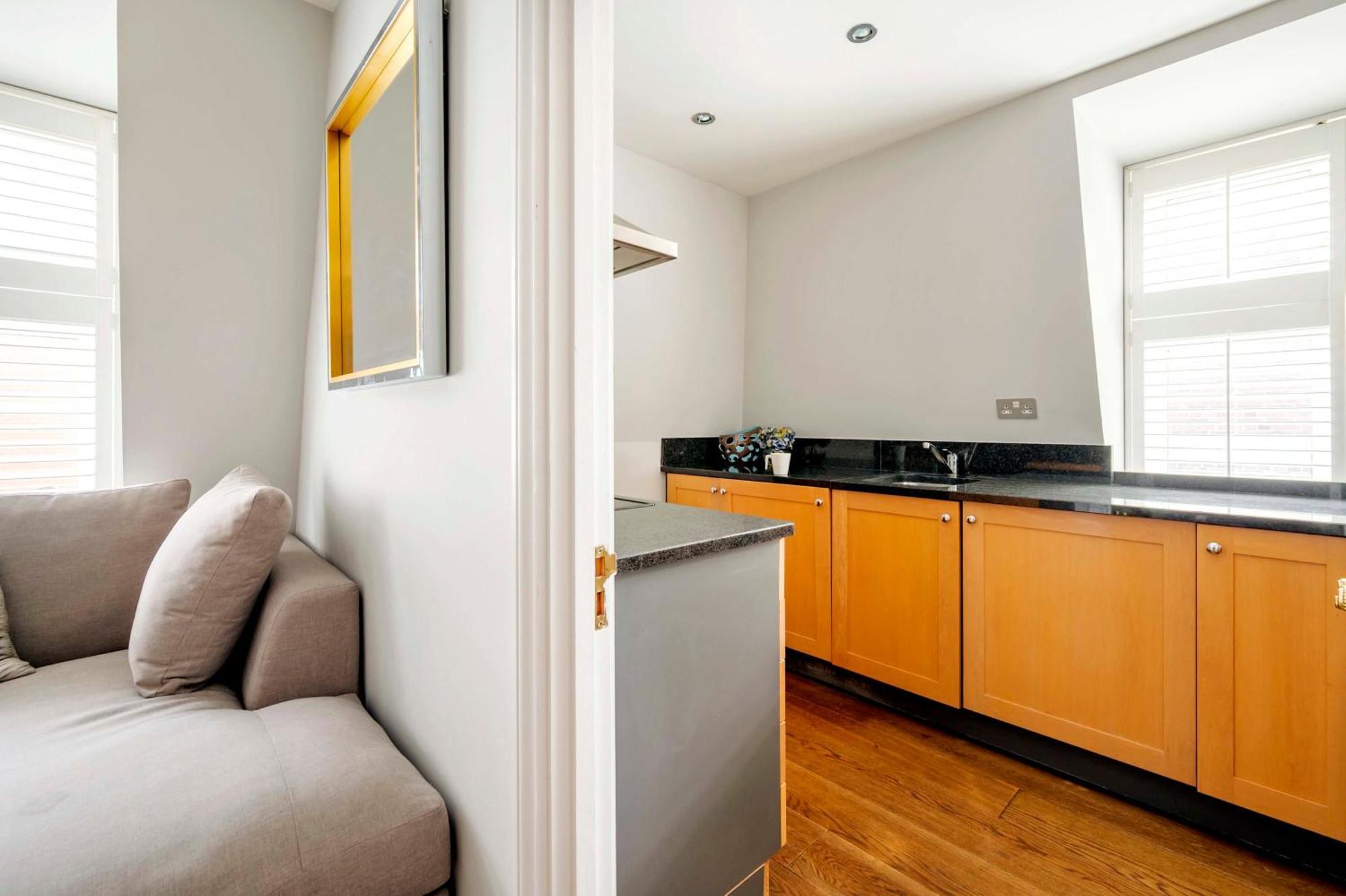 The Mayfair Marvel- By Out Of Office Lifestyle Apartment