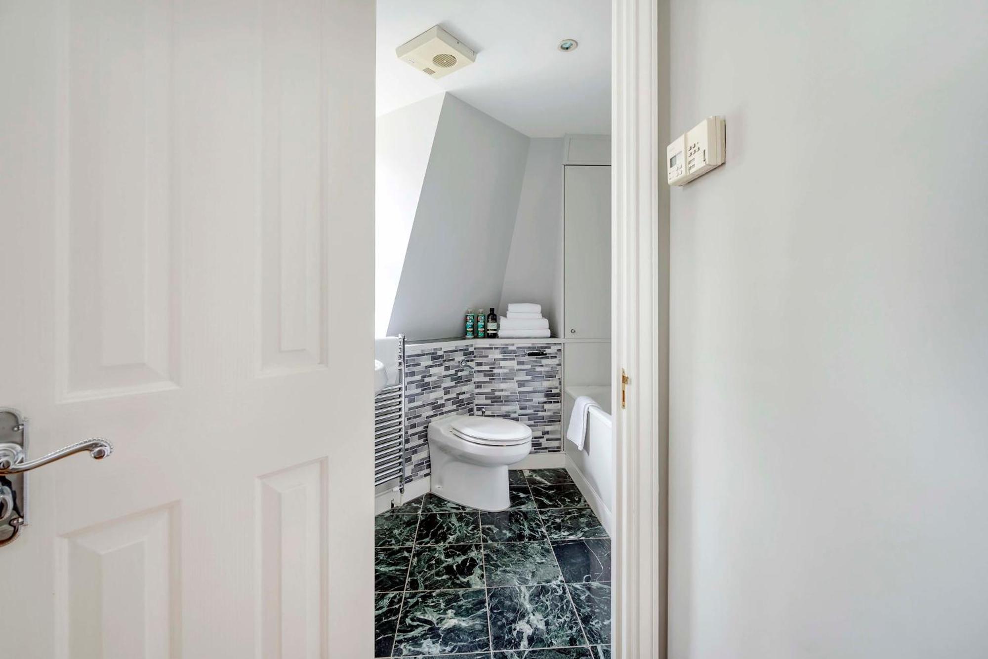 The Mayfair Marvel- By Out Of Office Lifestyle Apartment *