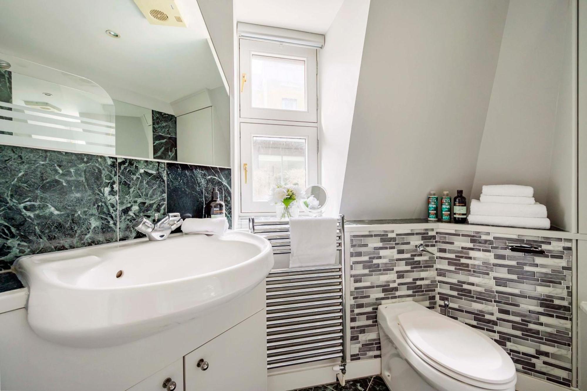 Apartment The Mayfair Marvel- By Out Of Office Lifestyle