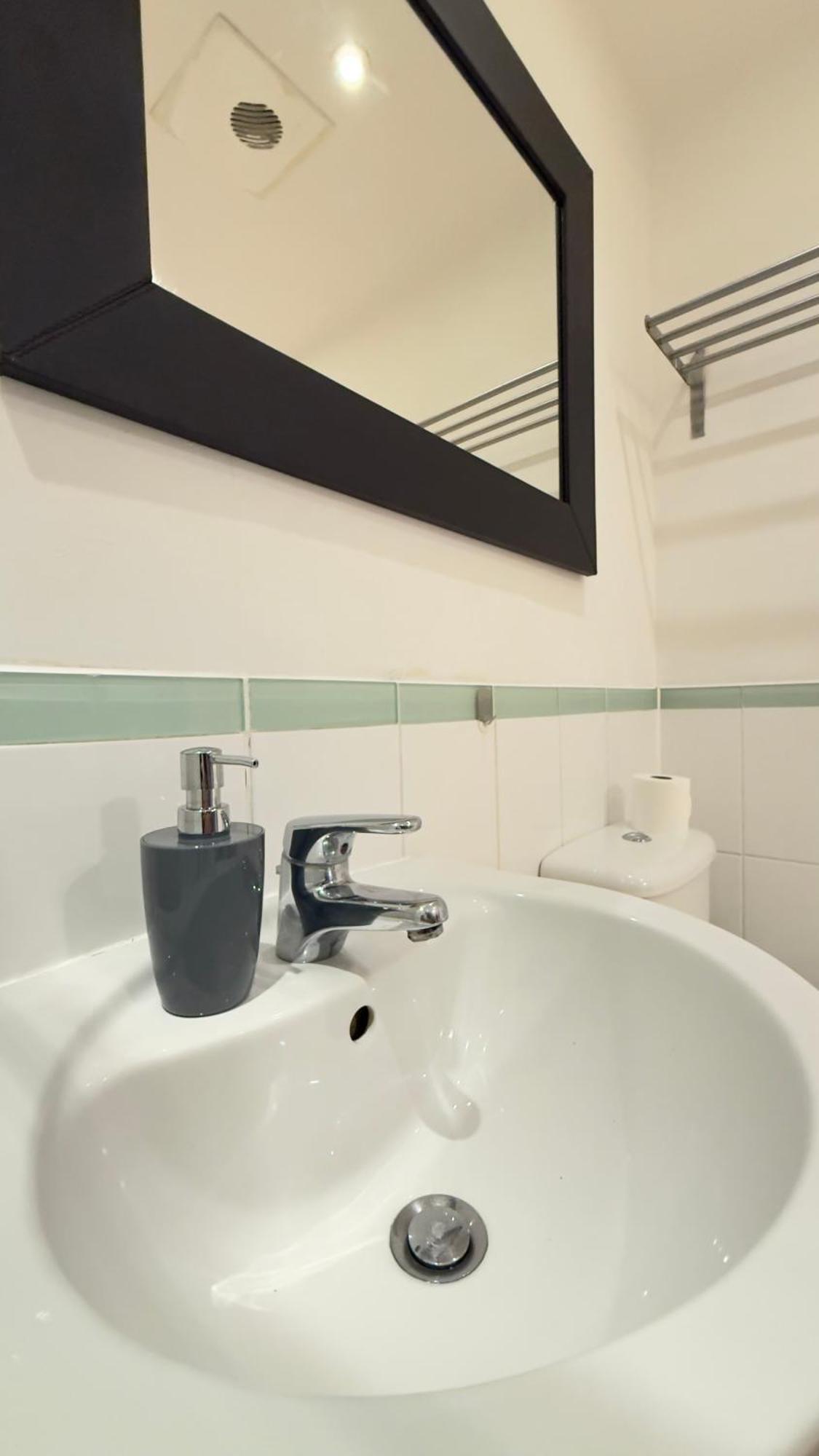 Modern Spacious Opposite Station Ii London
