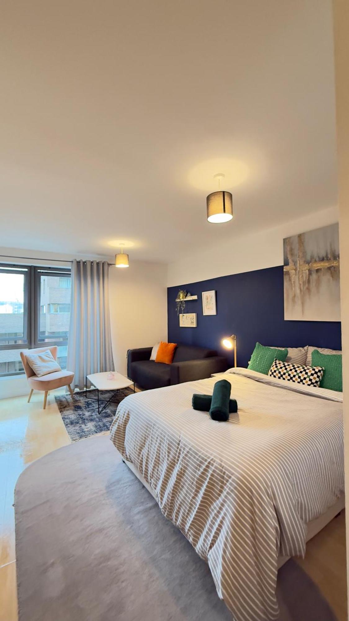 Modern Spacious Opposite Station Ii London