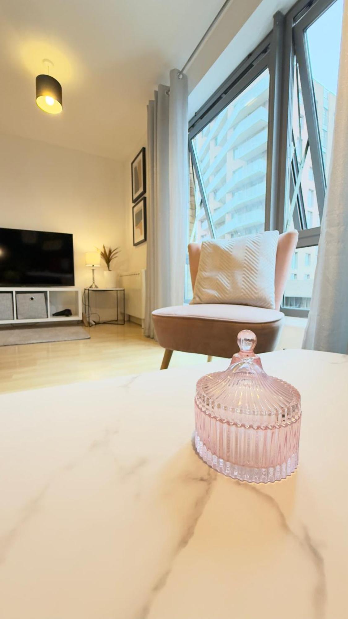Modern Spacious Opposite Station Ii London