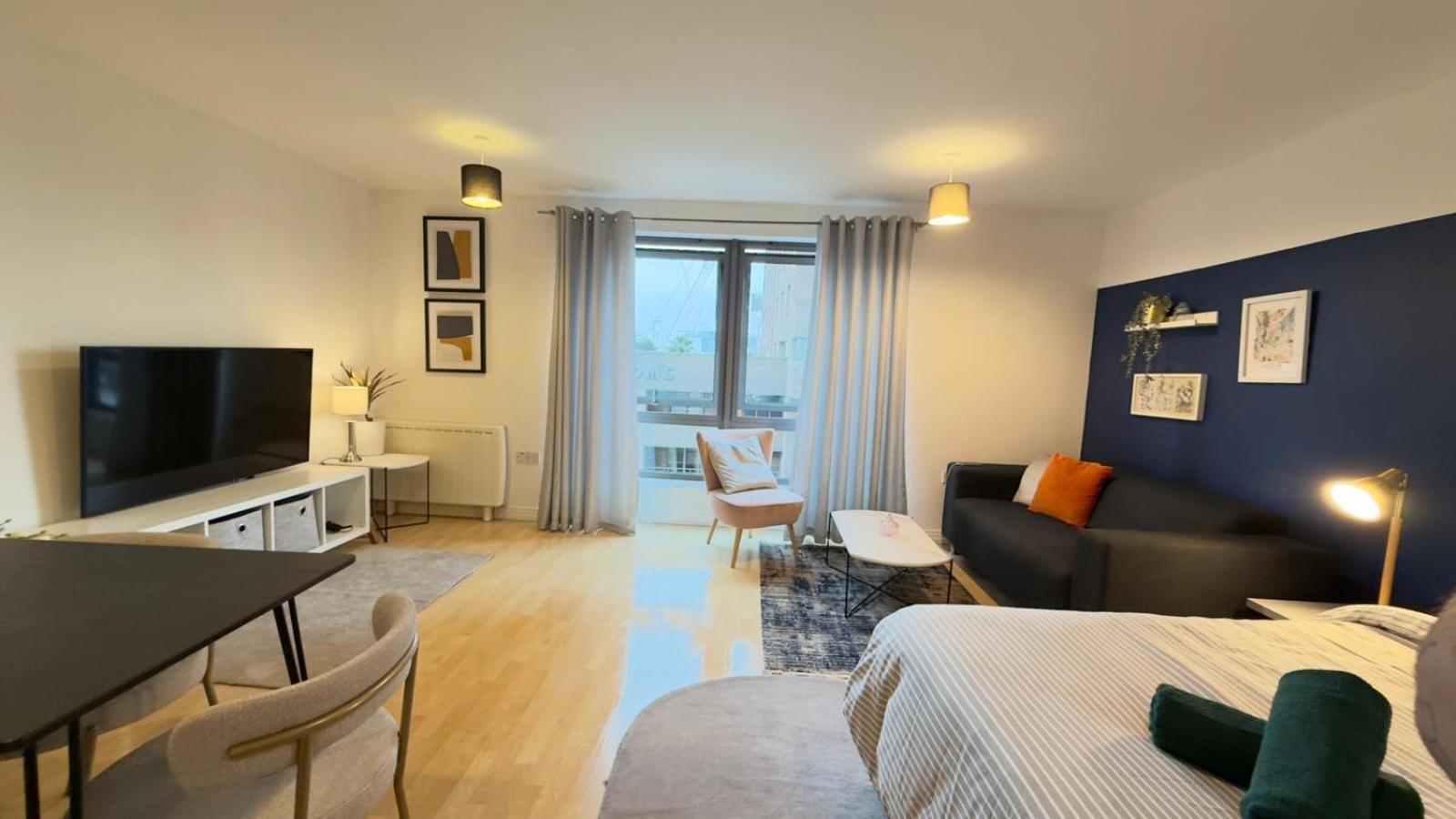 Apartment Modern Spacious Opposite Station Ii London