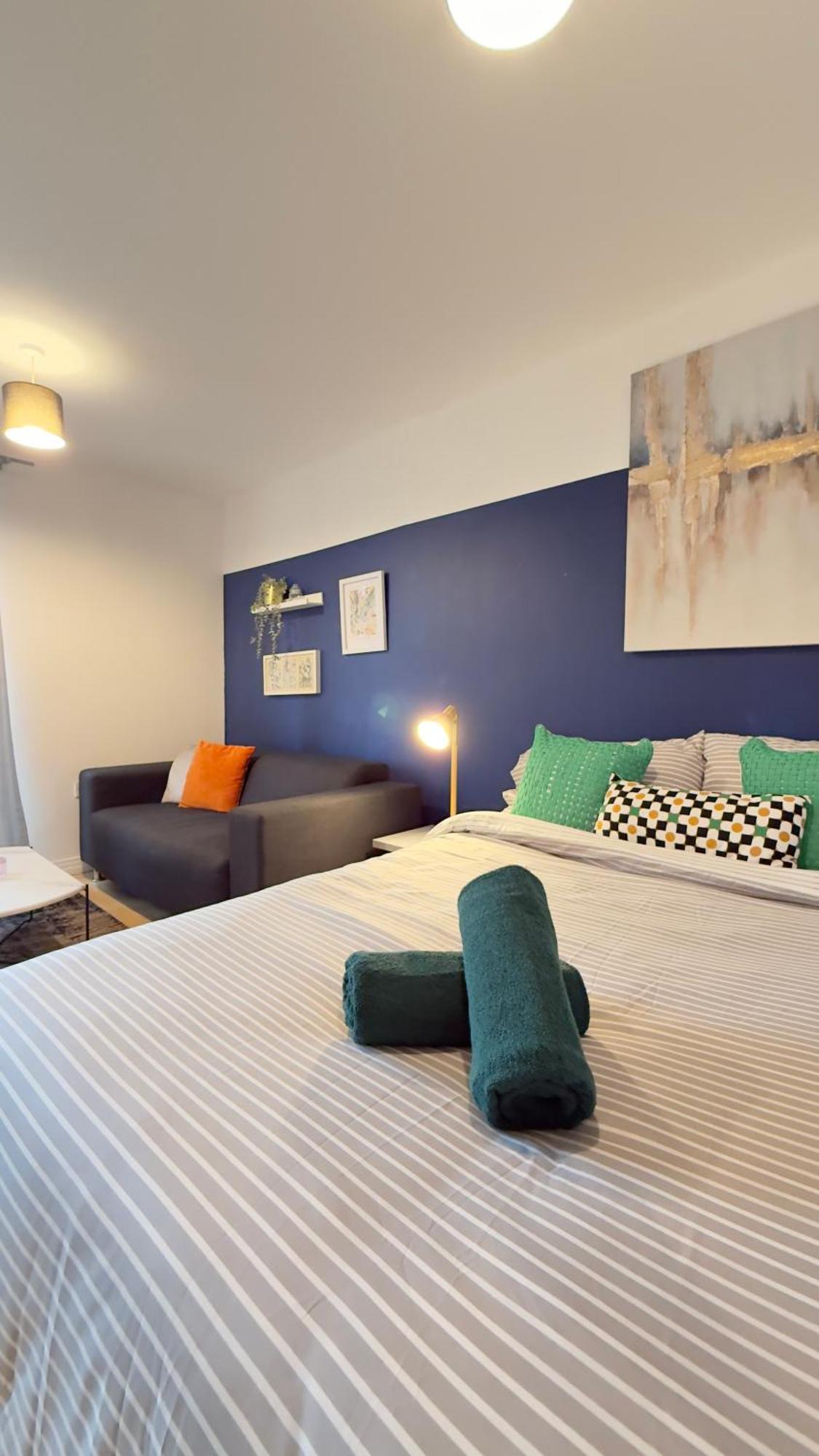 Modern Spacious Opposite Station Ii Apartment London