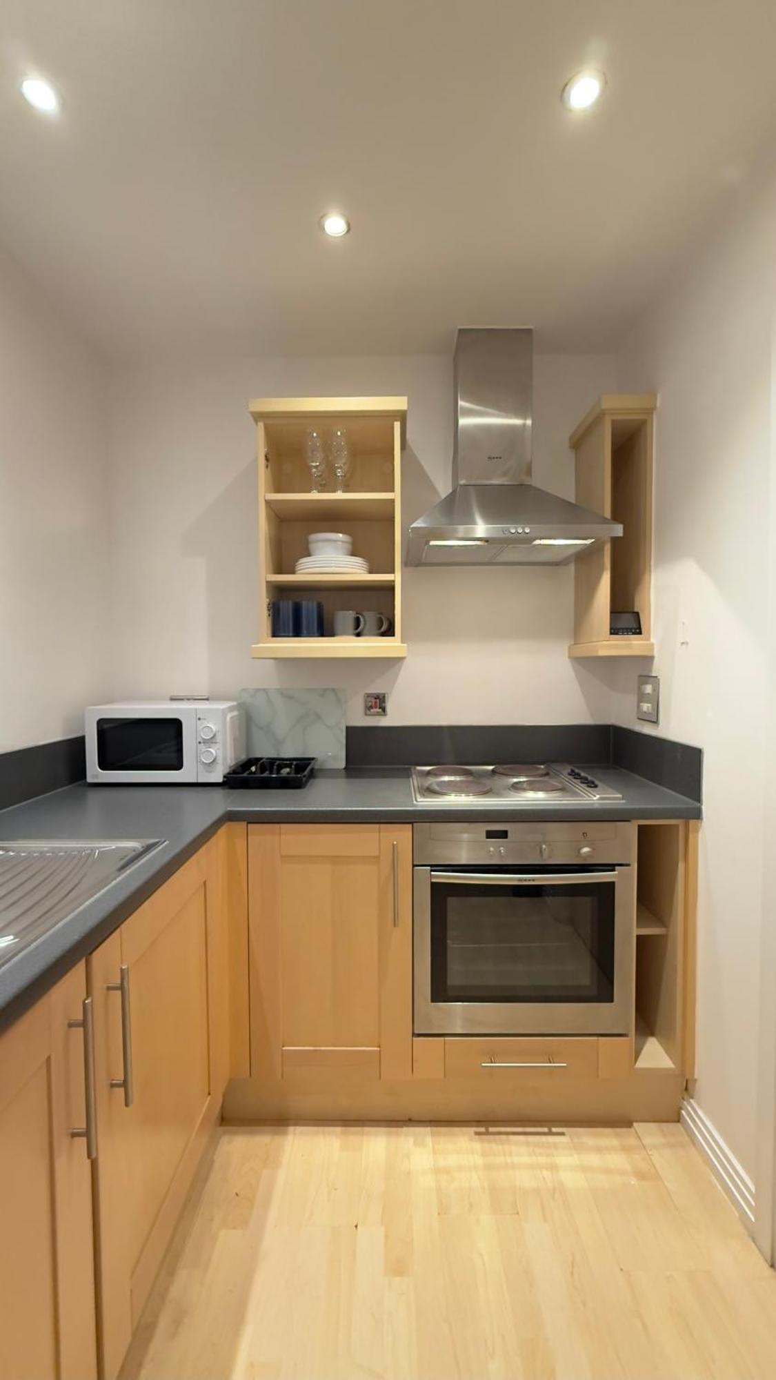Apartment Modern Spacious Opposite Station Ii London
