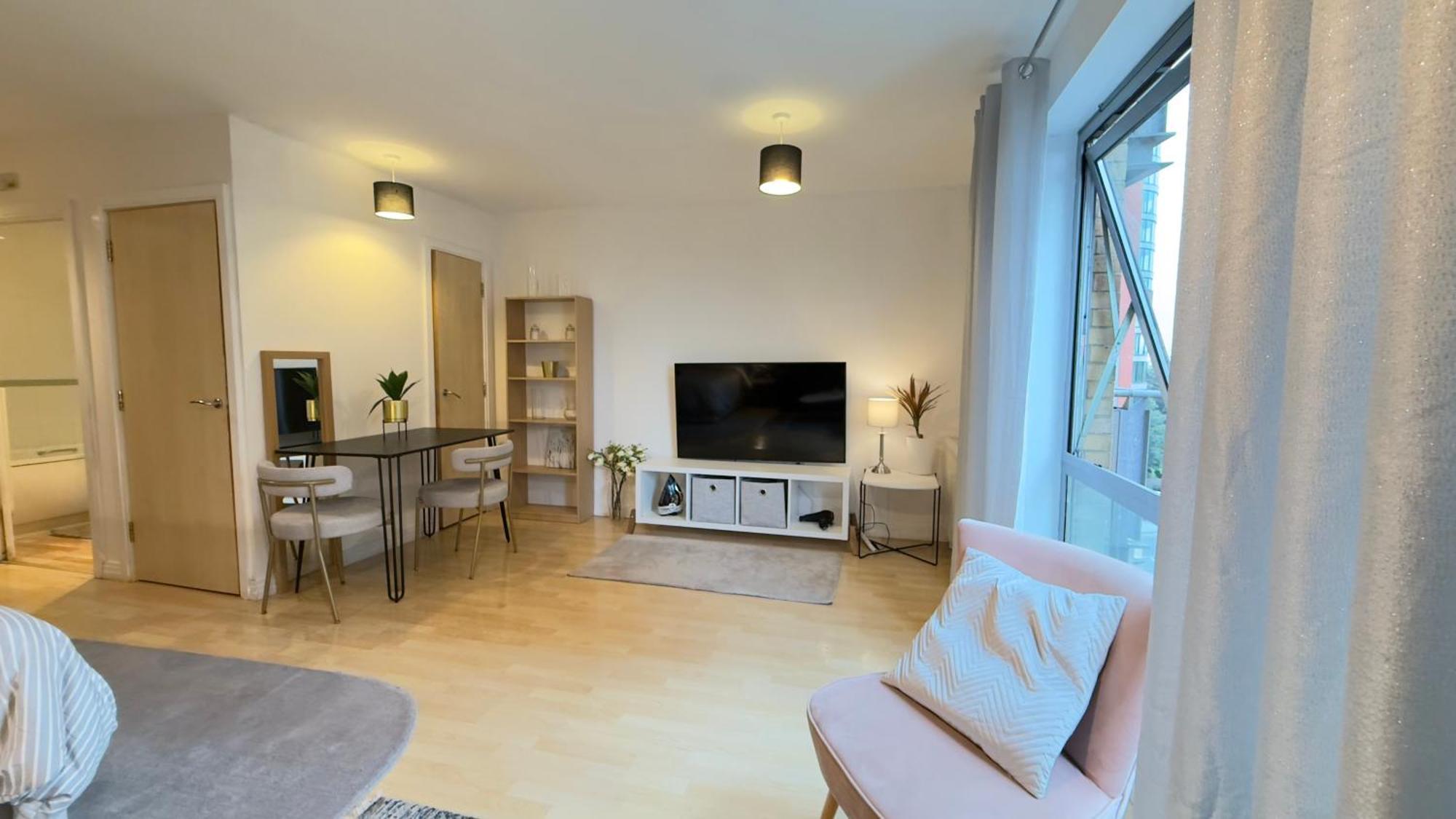 Modern Spacious Opposite Station Ii London