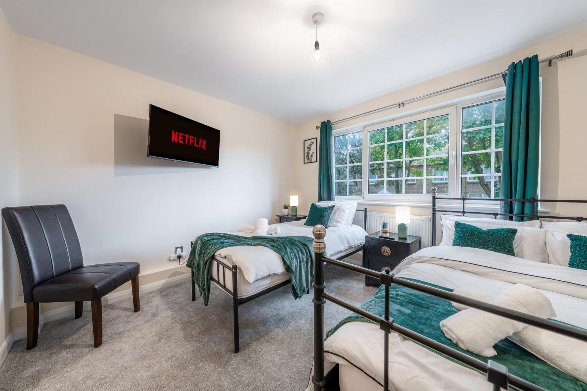 Wilkinsons Home-free Parking, Perfect For Contractors & Weekend Getaways, Near Airport & Excel Holiday home London
