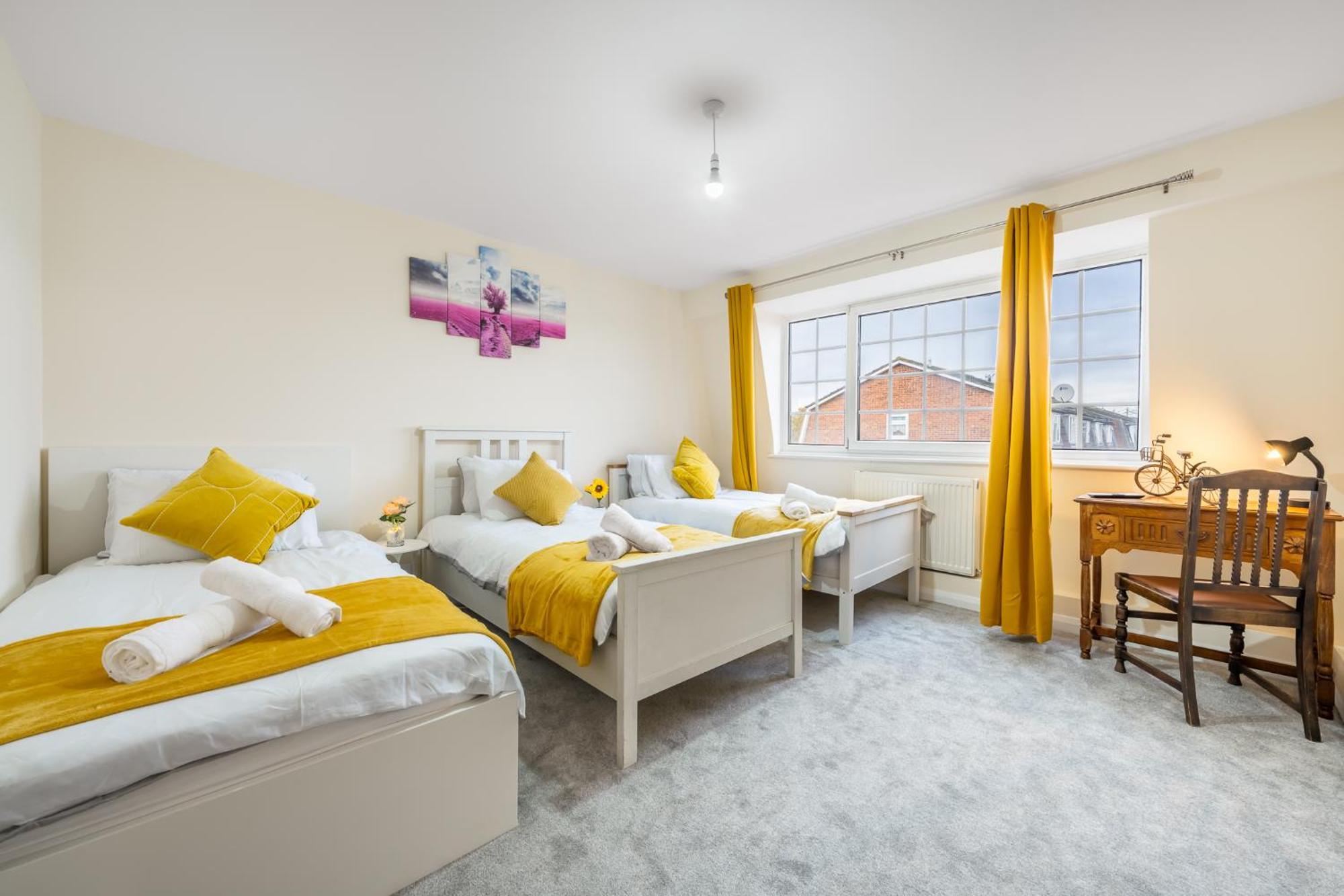Wilkinsons Home-free Parking, Perfect For Contractors & Weekend Getaways, Near Airport & Excel London