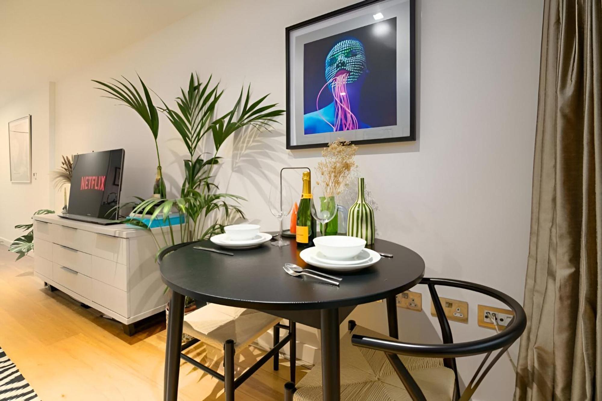 Apartment Elegant 2bd Flat Near Old Street, *