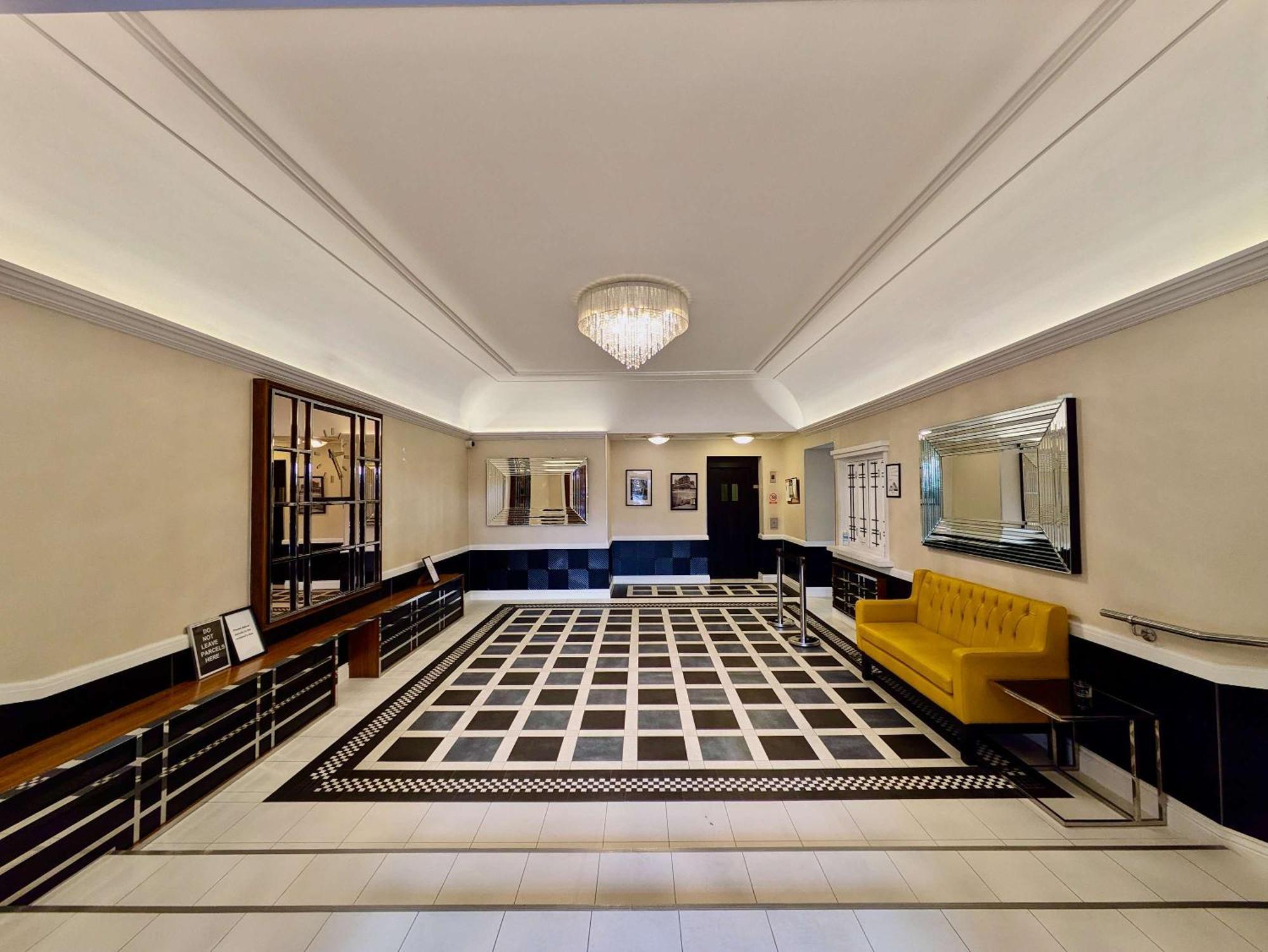 Stunning On Finchley Road Apartment London