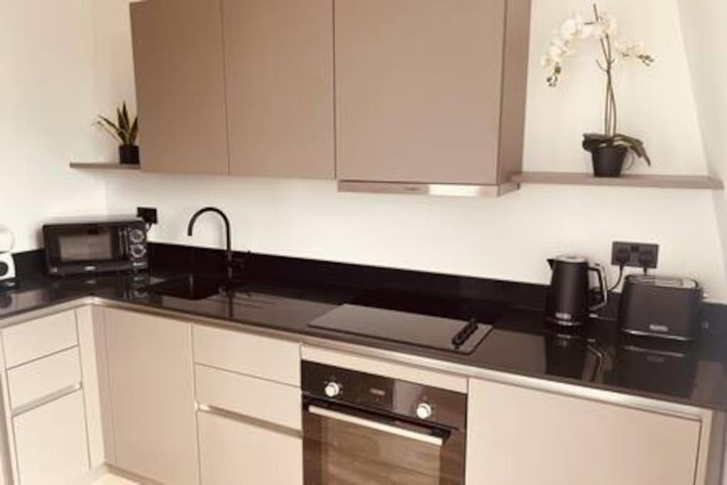New 1 Bed Flat With Terrace * London