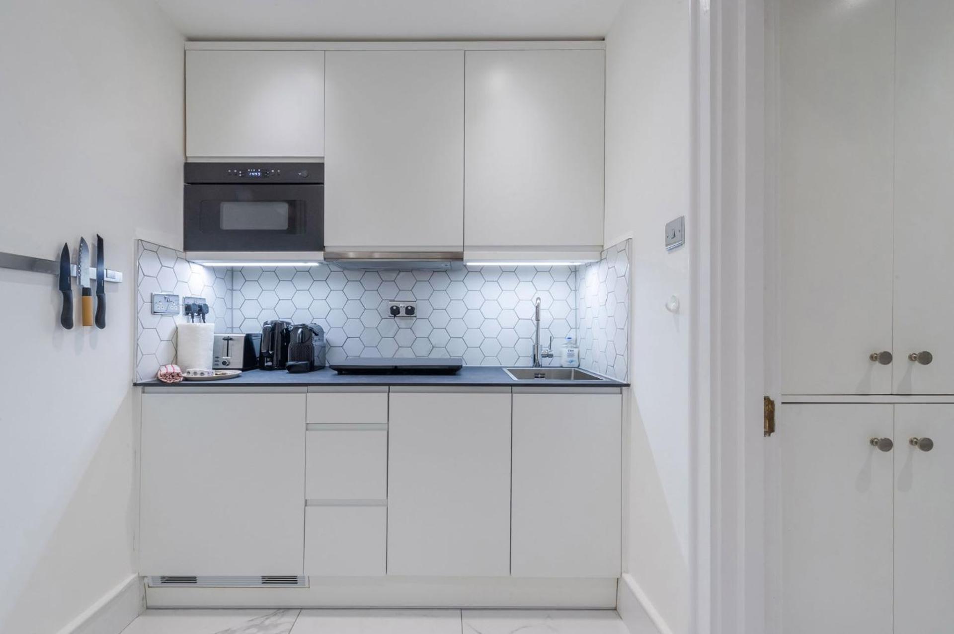 Regency Residences - Fitzrovia - By Frankie Says * Londres