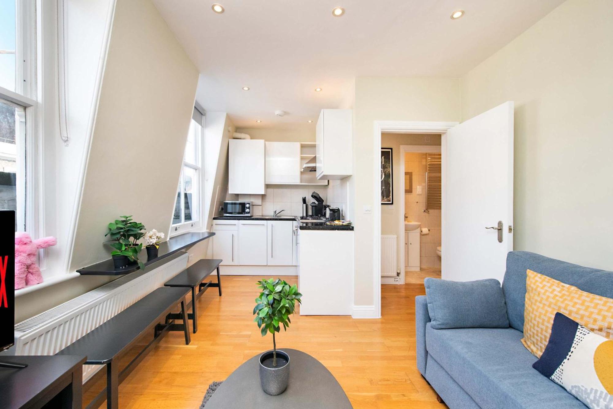 So Glamorous Pad - Fitzrovia - By Frankie Says London