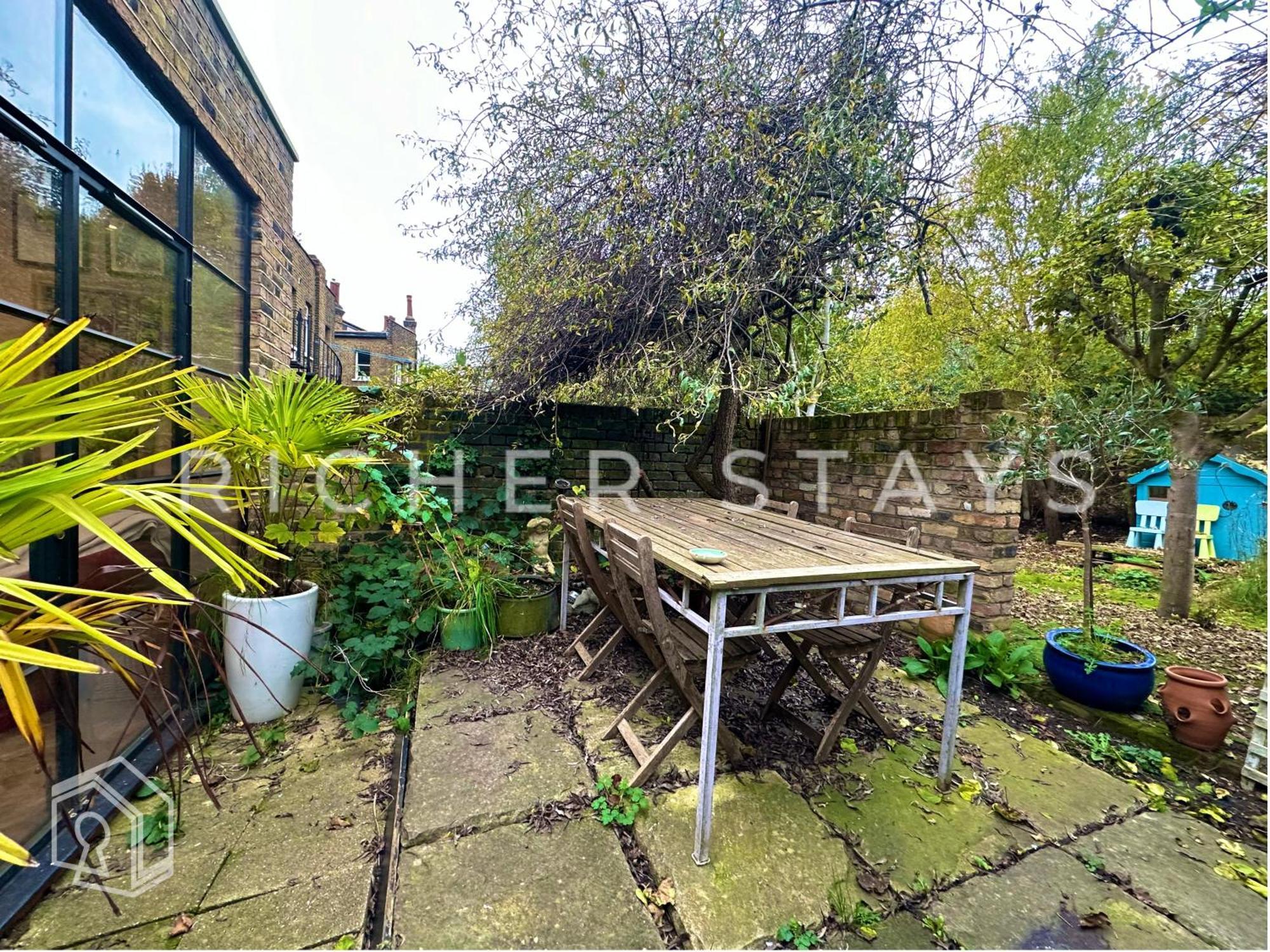 Bohemian Notting Hill Flat, Garden & Amenities Apartment