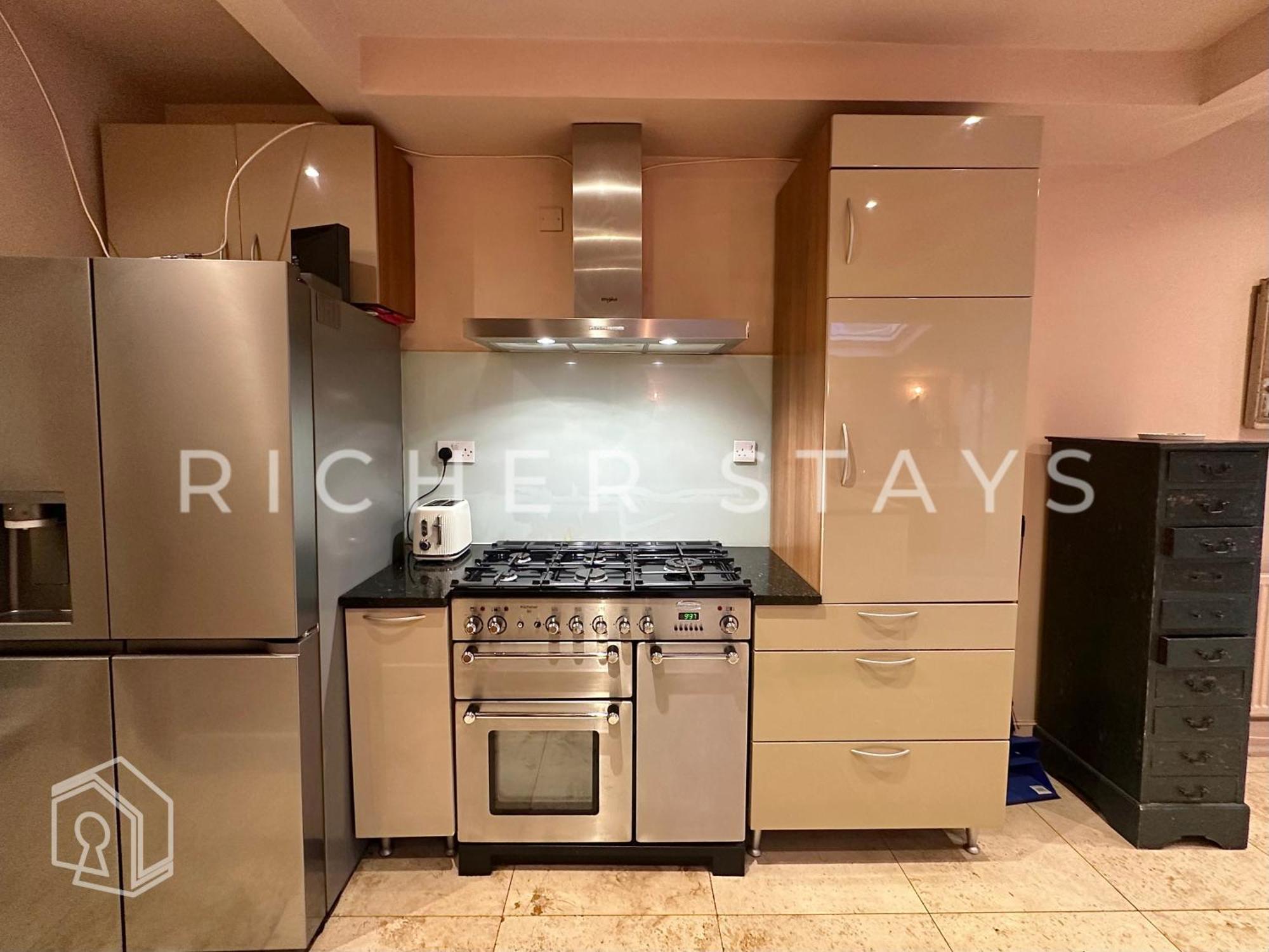 Bohemian Notting Hill Flat, Garden & Amenities * London