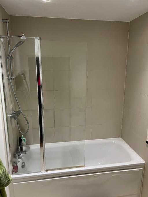 Apartment Modern, Luxurious 1 Next To Station, Few Stops Away From London