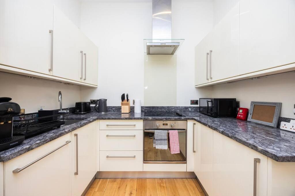Comfy 2-bed Flat On Upper St - Next To Tube * London