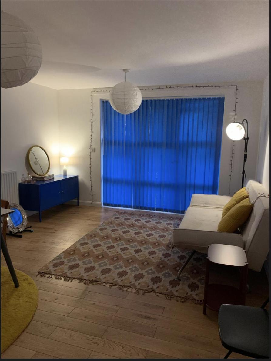East Two Bedroom With Private Patio - Entire * Londres