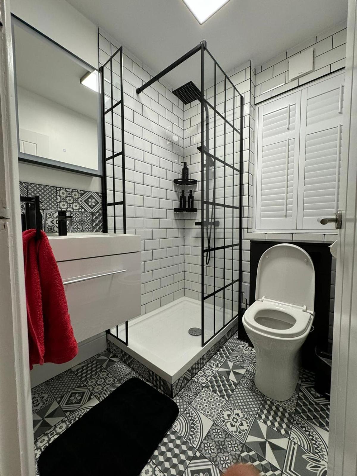 Apartment Newly Refurbished ,chic, Attractive 3 Bedroom Flat London