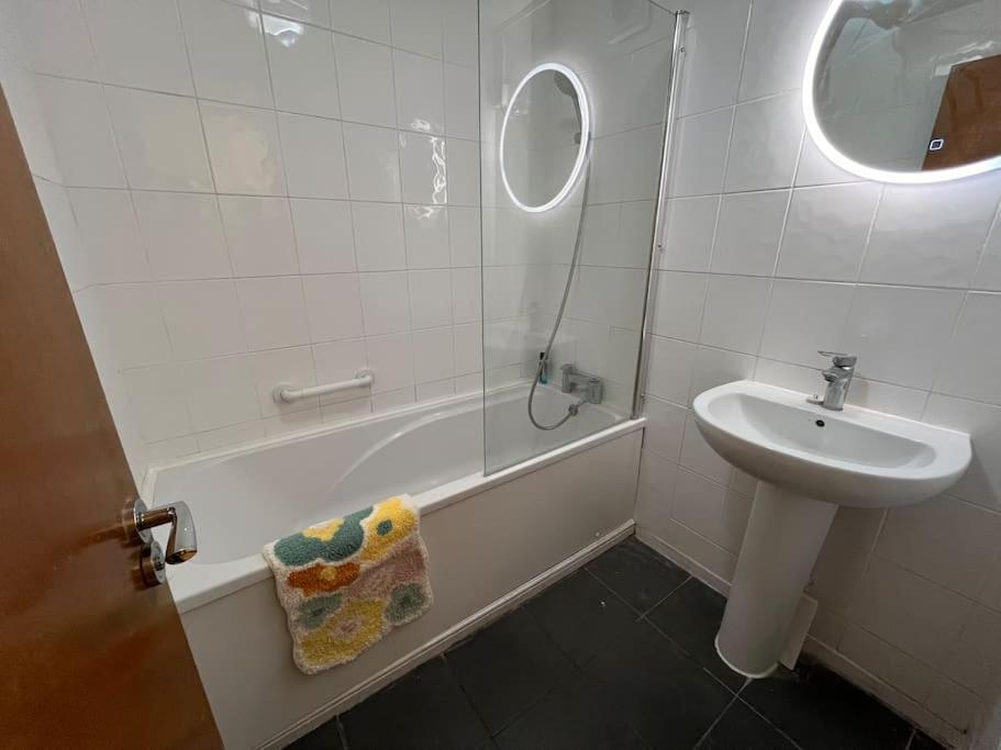 Spacious Flat Close To Elizabeth Line London