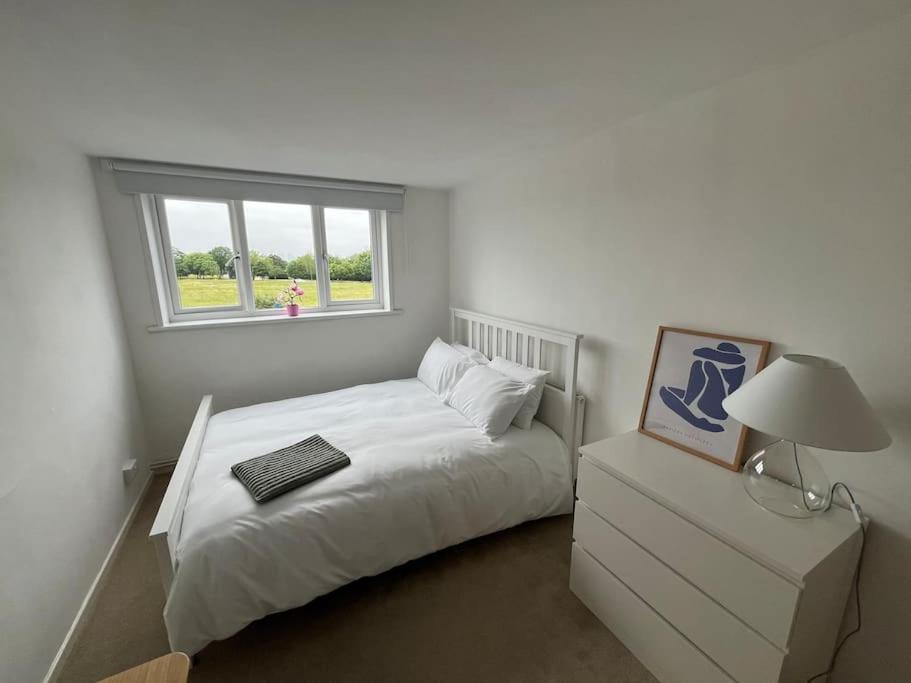 Spacious Flat Close To Elizabeth Line Apartment *
