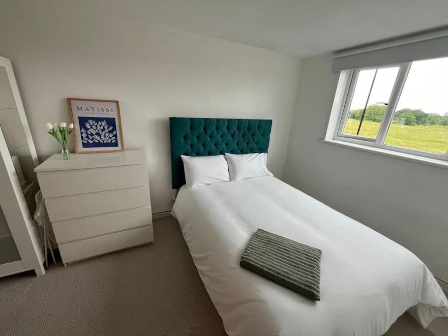 Spacious Flat Close To Elizabeth Line * London